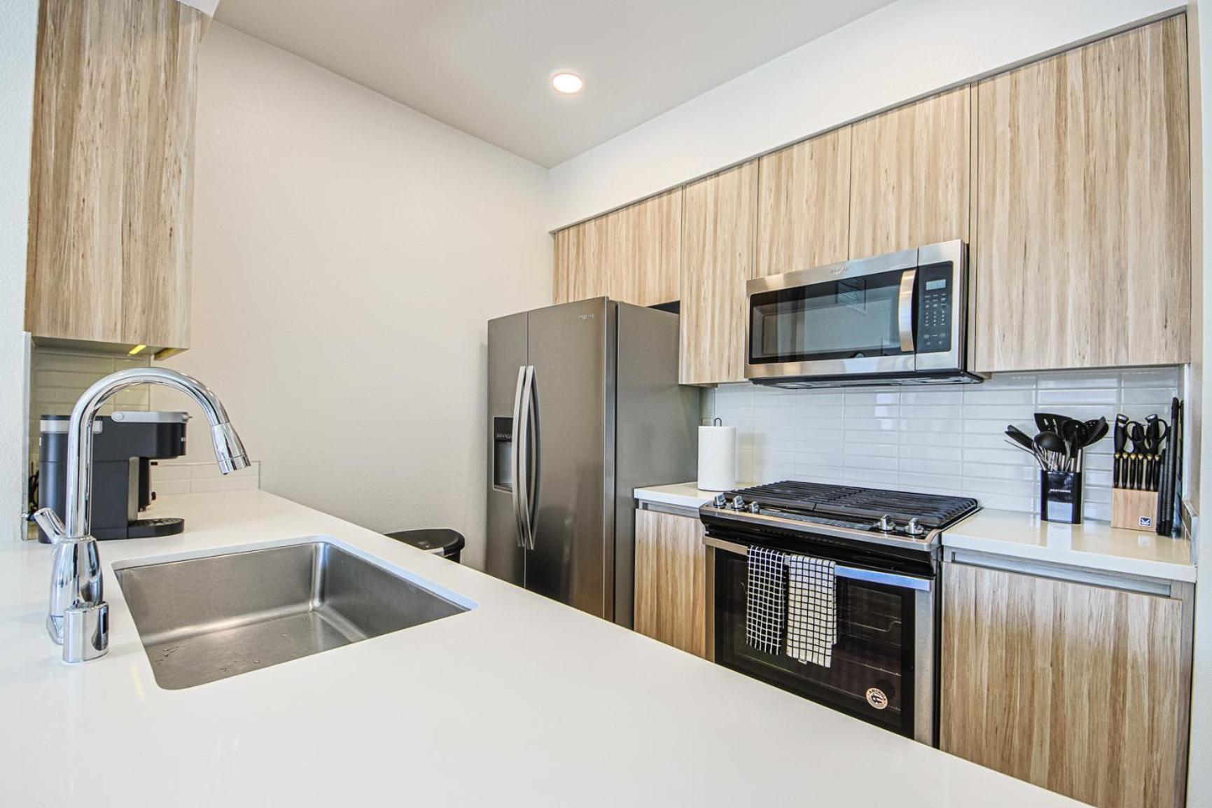 Beachside 2bd 2ba, 12min Walk To Santa Monica Pier Apartment