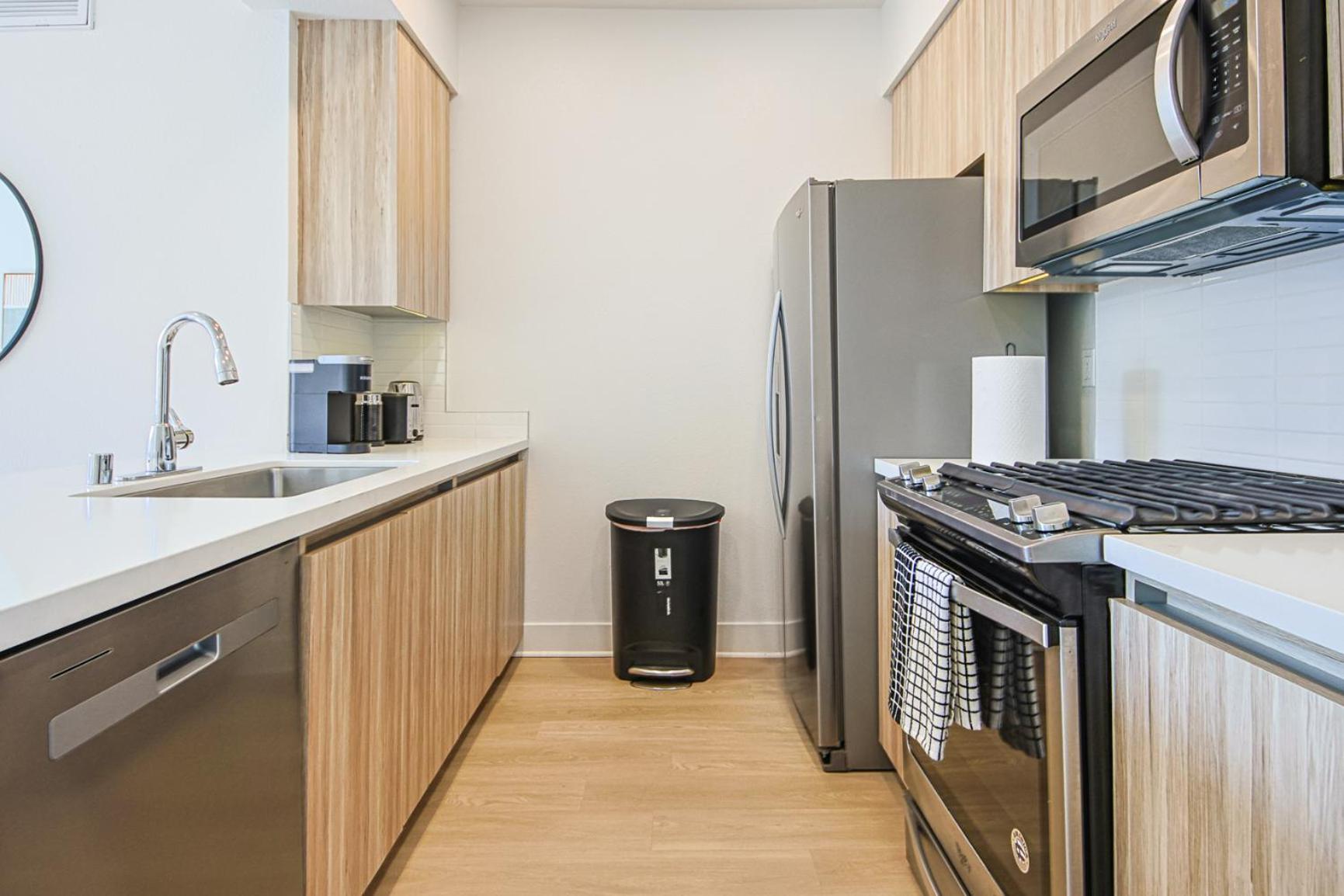 Apartment Beachside 2bd 2ba, 12min Walk To Santa Monica Pier *