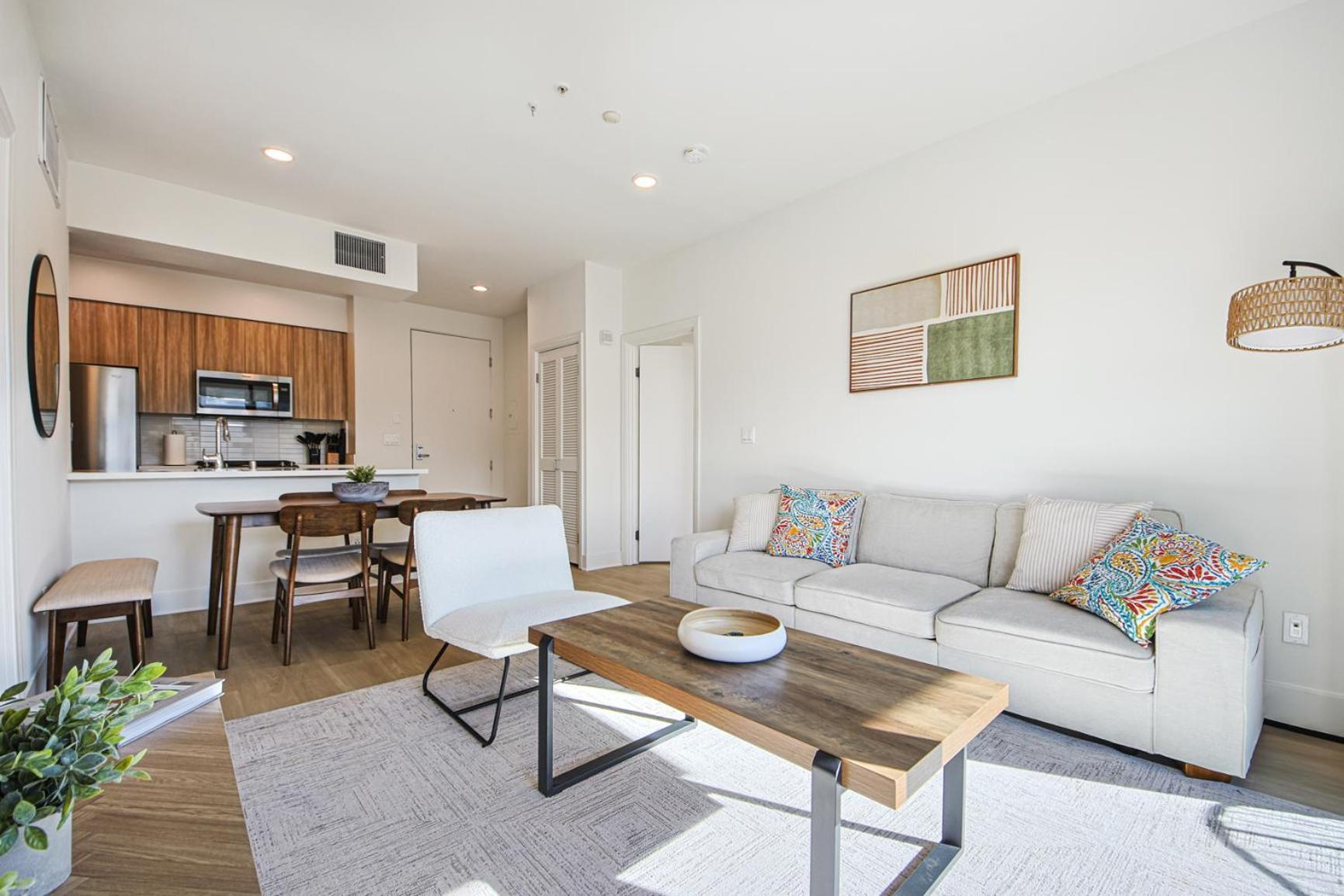 Beachside 2bd 2ba, 12min Walk To Santa Monica Pier Apartment *