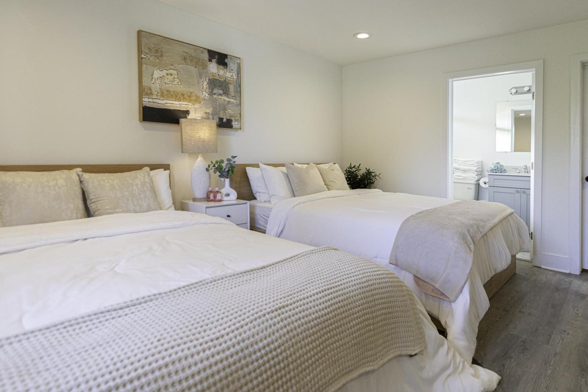 Luxurious 5-bedroom House 2 Free Parkings Apartment