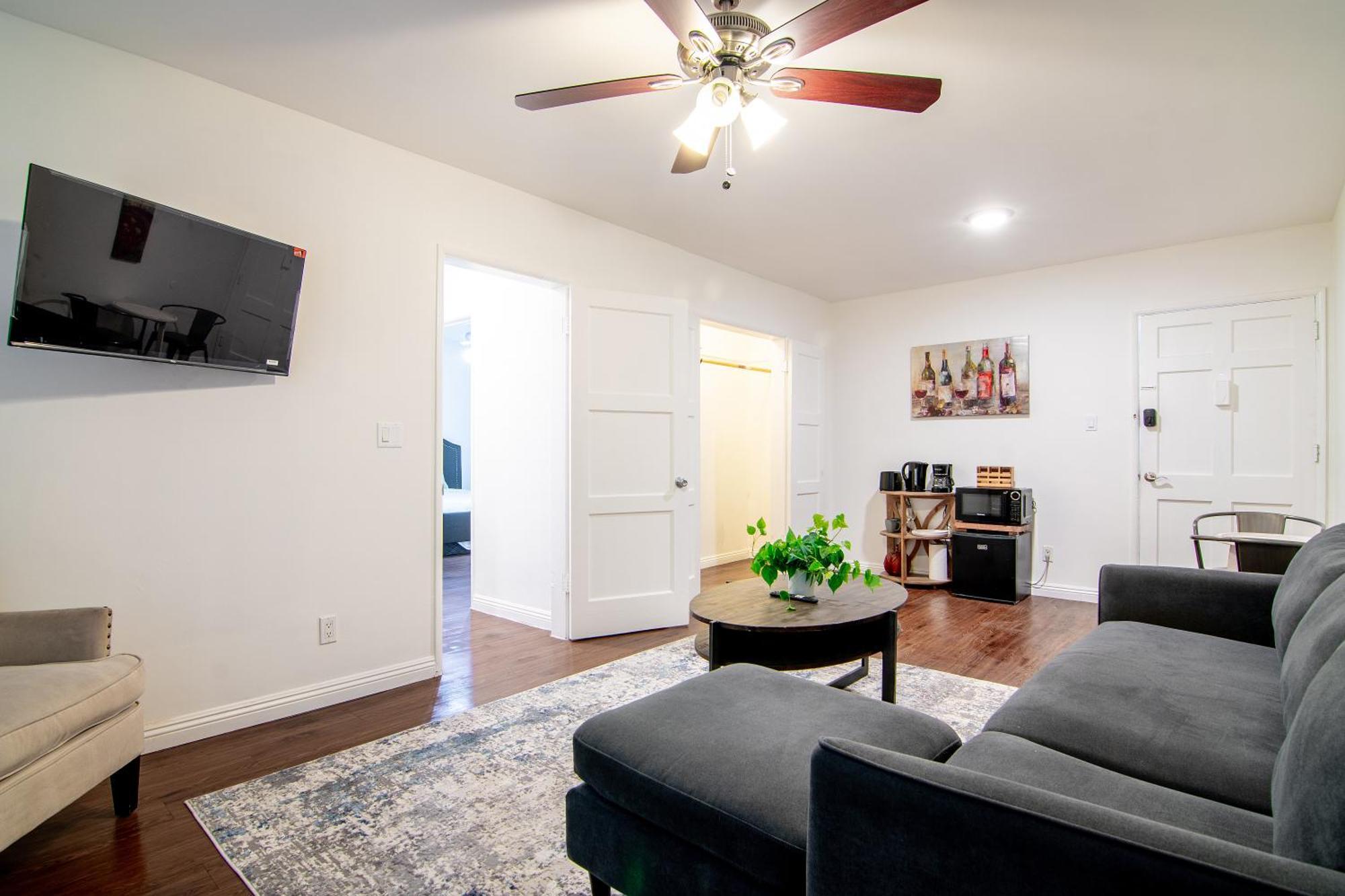 Charming 1-bedroom Near Beverly Hills & Pico Dining Apartment