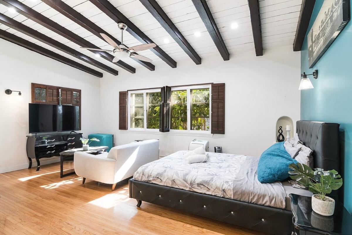 Comfortable Beverly Hills Near Rodeo Drive