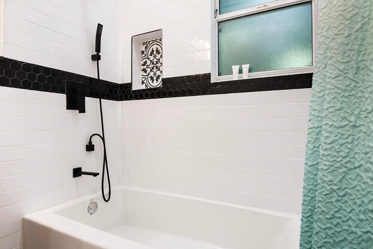Comfortable Beverly Hills Near Rodeo Drive *
