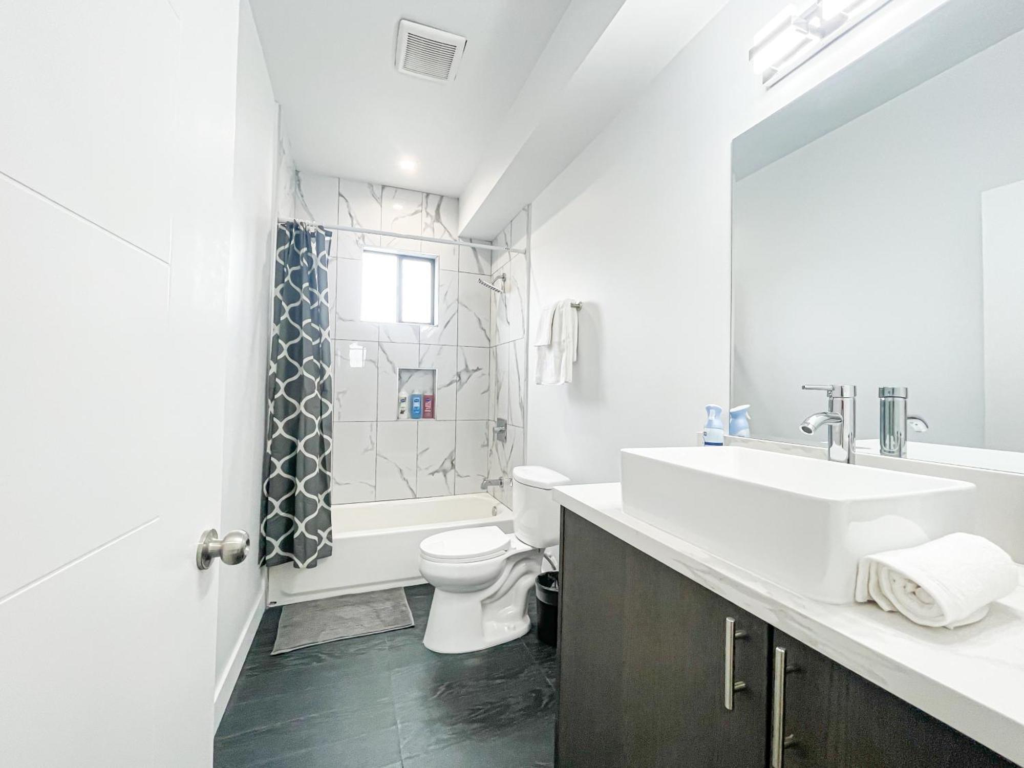 Stylish 4br Townhouse In Mid - Cr2-c2