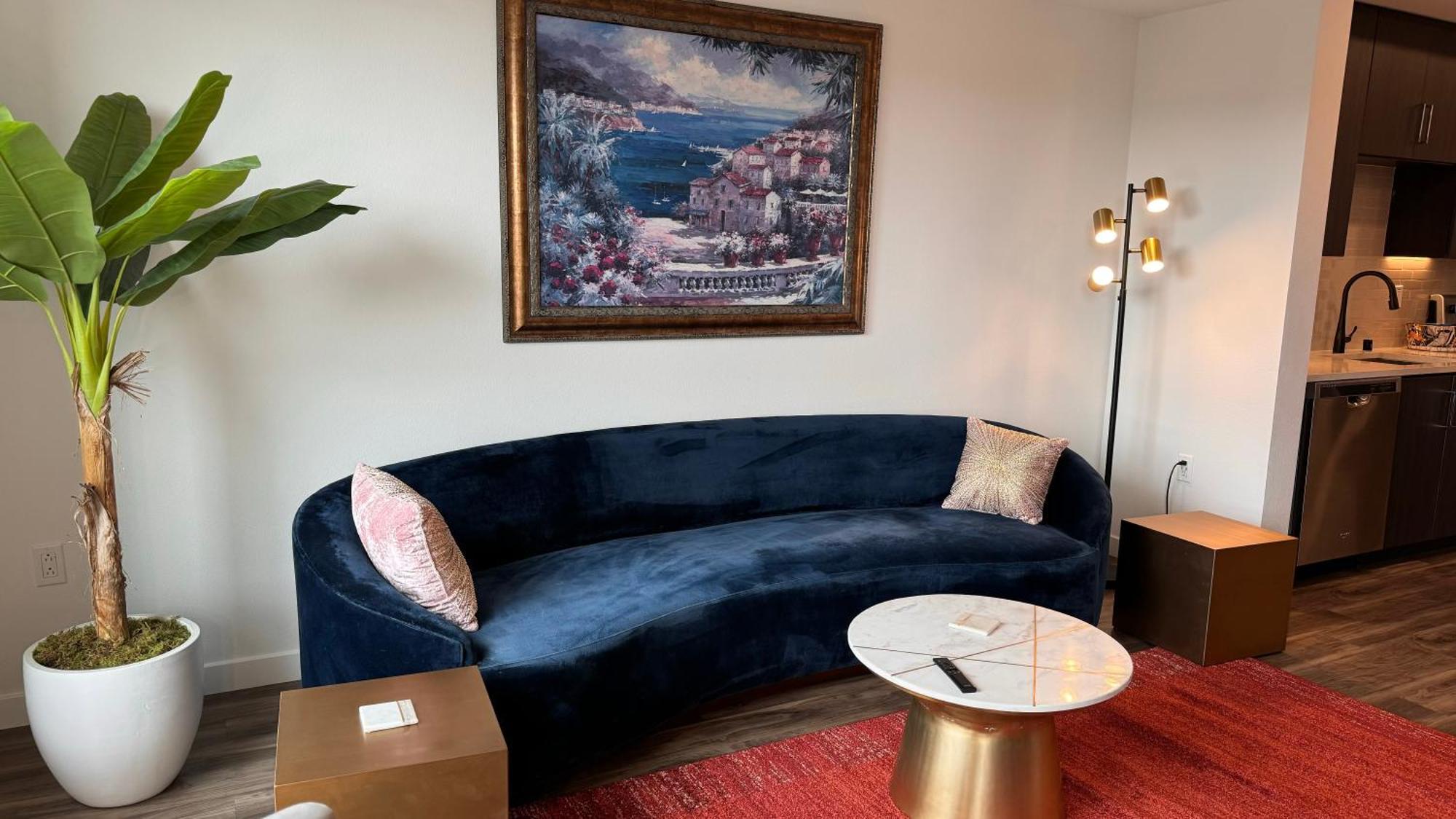 Wallace Luxurious * Los Angeles
