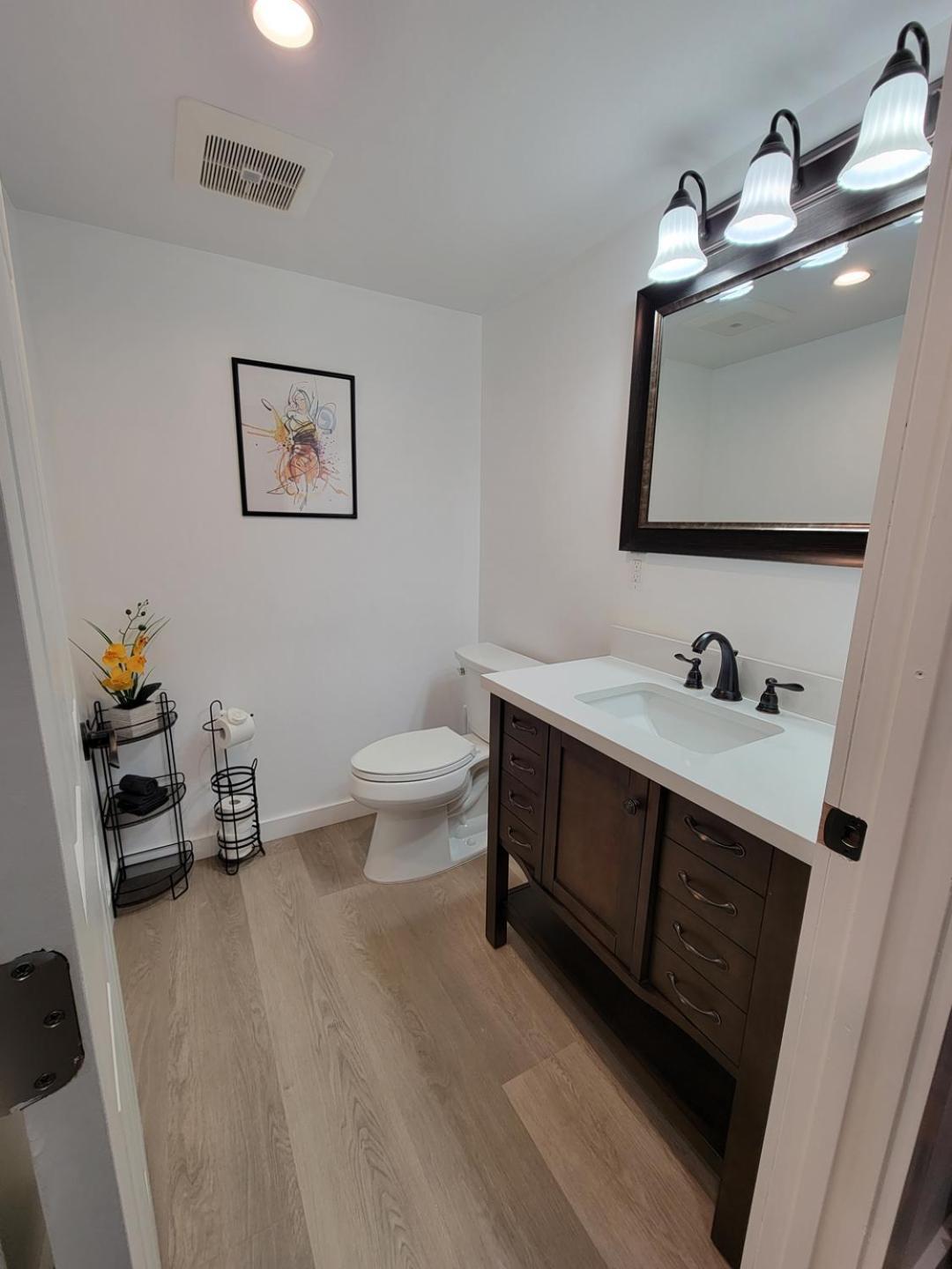 Newly Built 2 Bedroom By Beverlywood A Area Wi-fi Tv Parking Holiday home Los Angeles