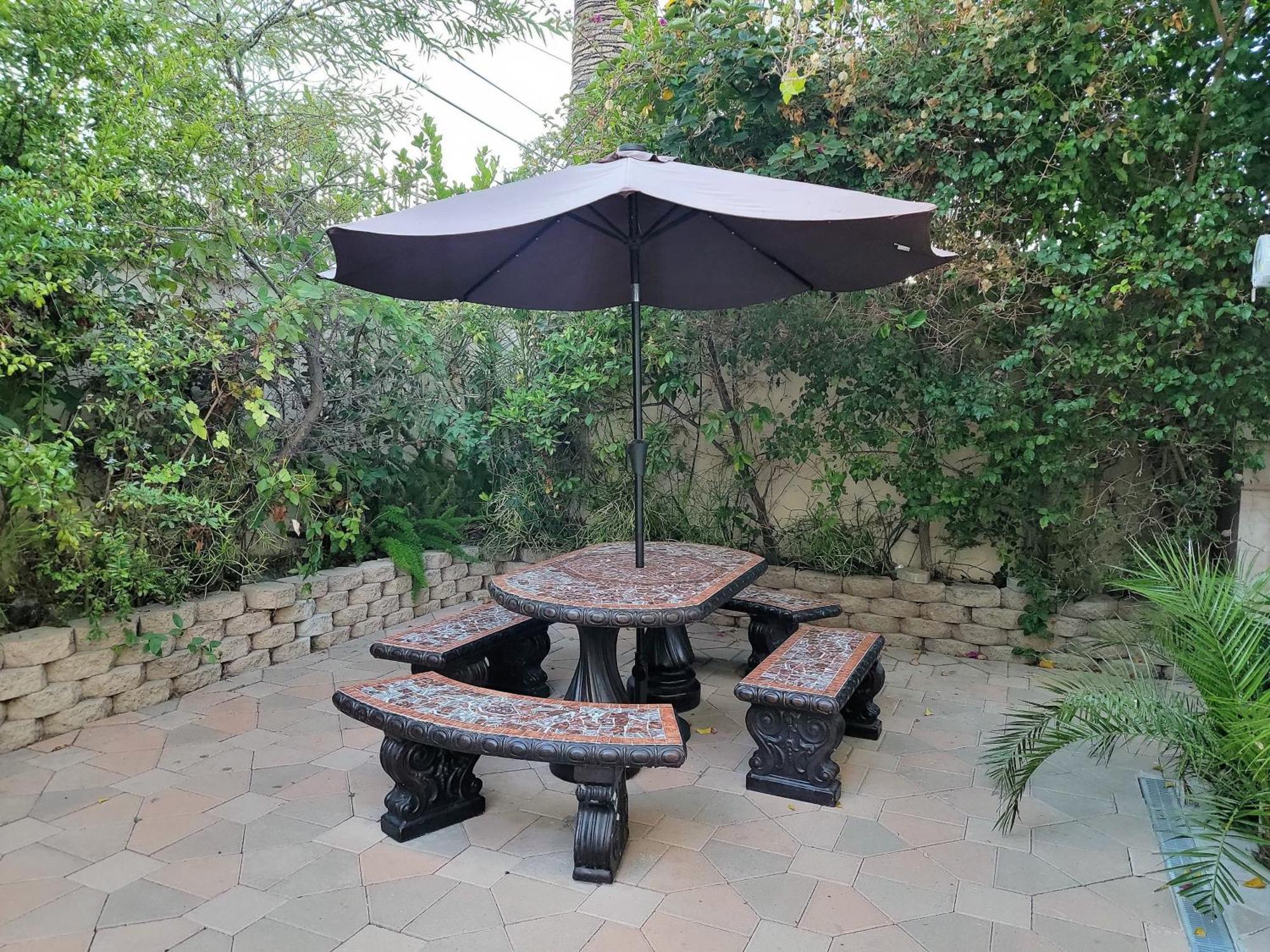 3 Bedroom By The Mrc And 5 Minutes To Rodeo Drive Wifi Tv Patio Walk To Restaurants Apartment Los Angeles