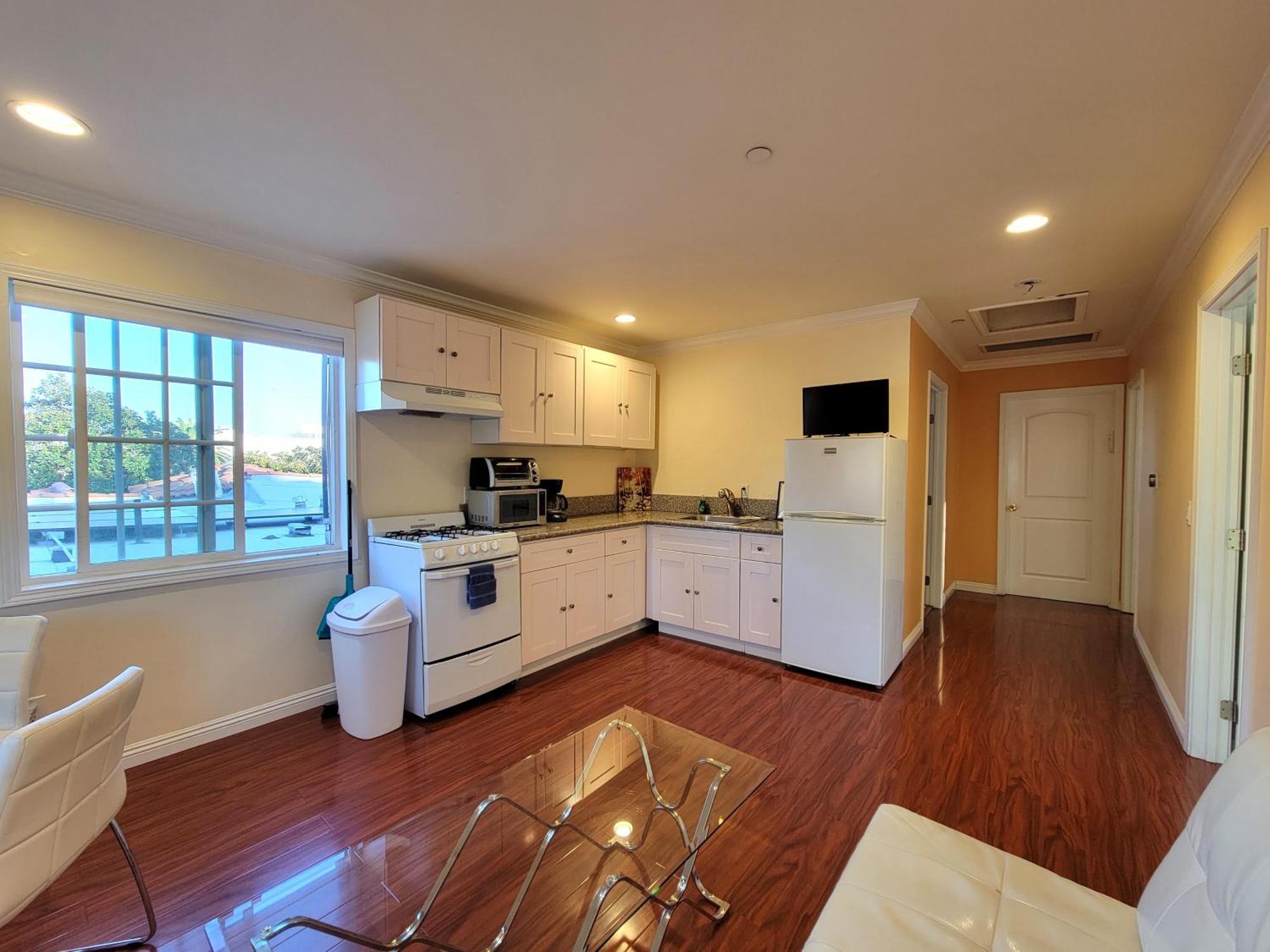 3 Bedroom By The Mrc And 5 Minutes To Rodeo Drive Wifi Tv Patio Walk To Restaurants Apartment