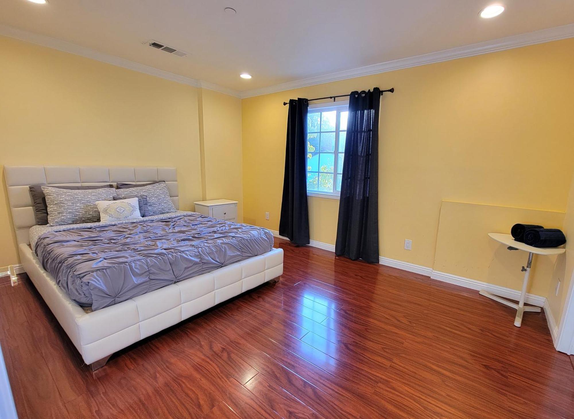 Apartment 3 Bedroom By The Mrc And 5 Minutes To Rodeo Drive Wifi Tv Patio Walk To Restaurants Los Angeles