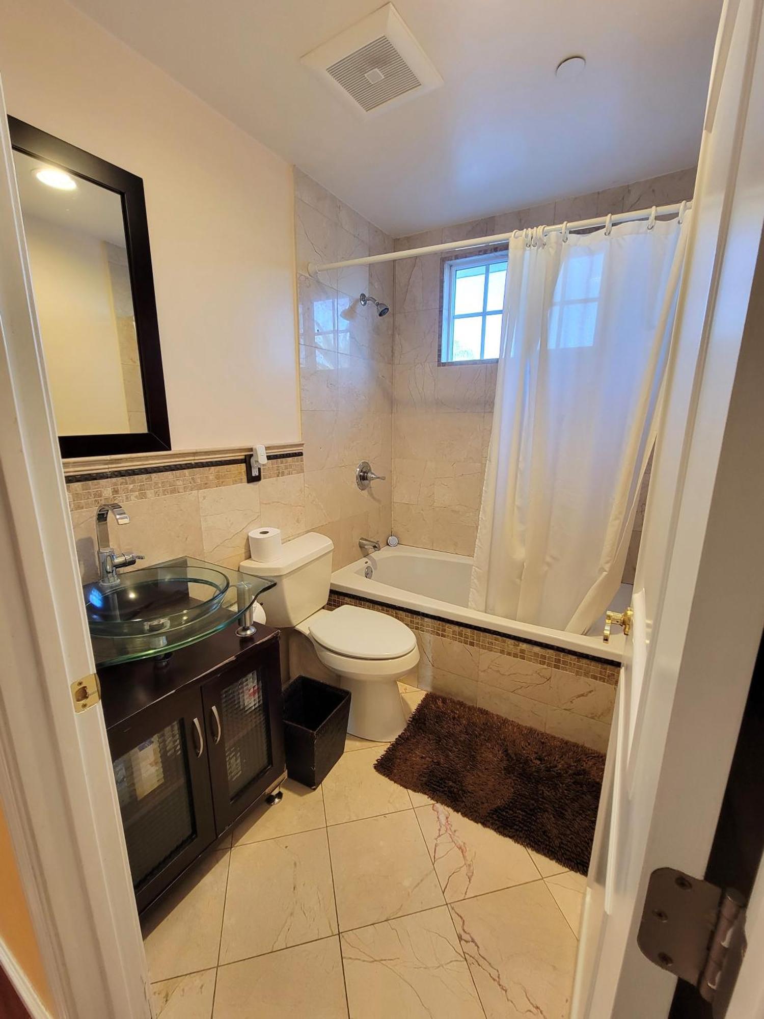 3 Bedroom By The Mrc And 5 Minutes To Rodeo Drive Wifi Tv Patio Walk To Restaurants Apartment
