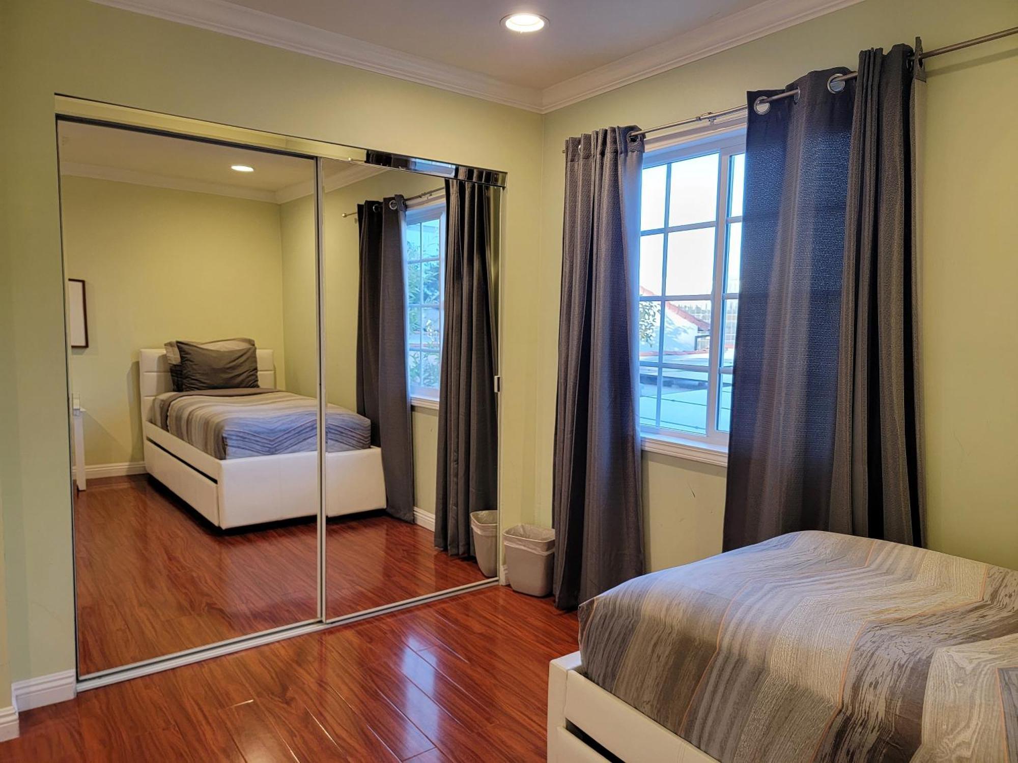 3 Bedroom By The Mrc And 5 Minutes To Rodeo Drive Wifi Tv Patio Walk To Restaurants * Los Angeles