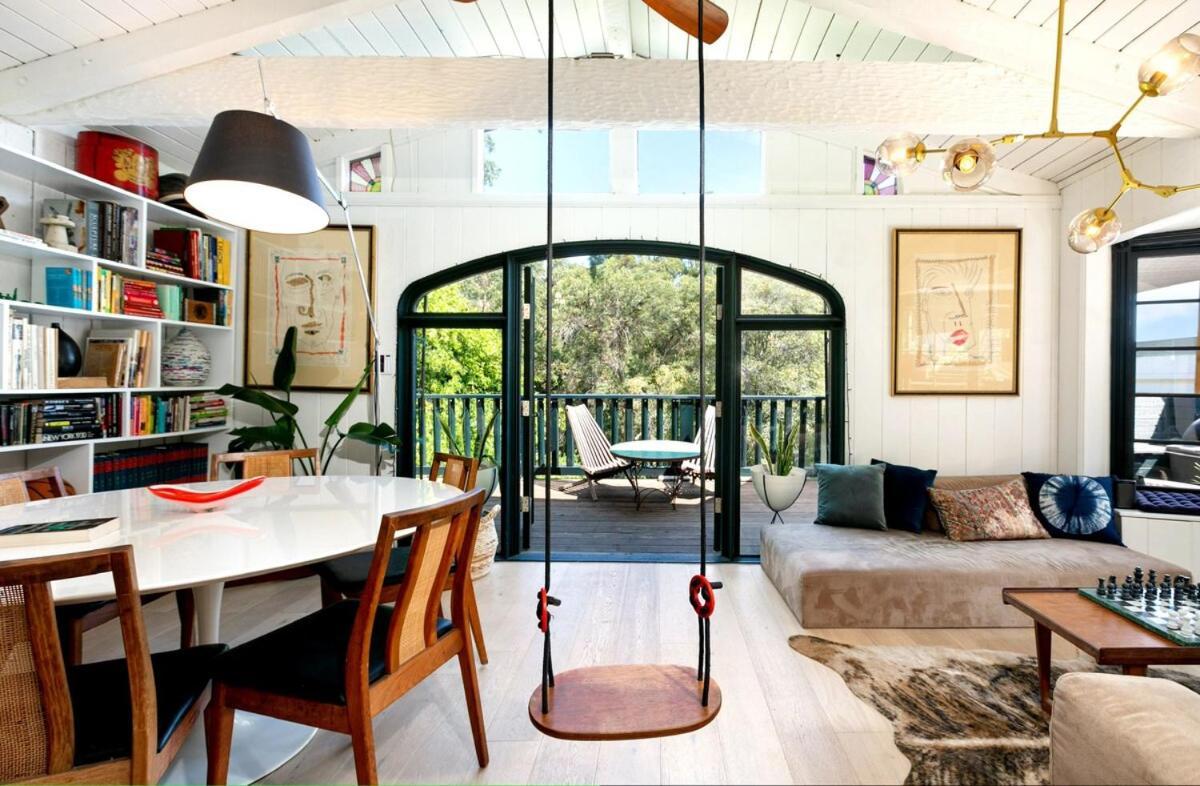 Villa Luxury Canyon Escape - Stunning 3-bedroom, 2-bath Sanctuary Los Angeles
