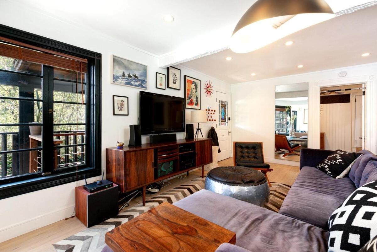 Luxury Canyon Escape - Stunning 3-bedroom, 2-bath Sanctuary Villa Los Angeles