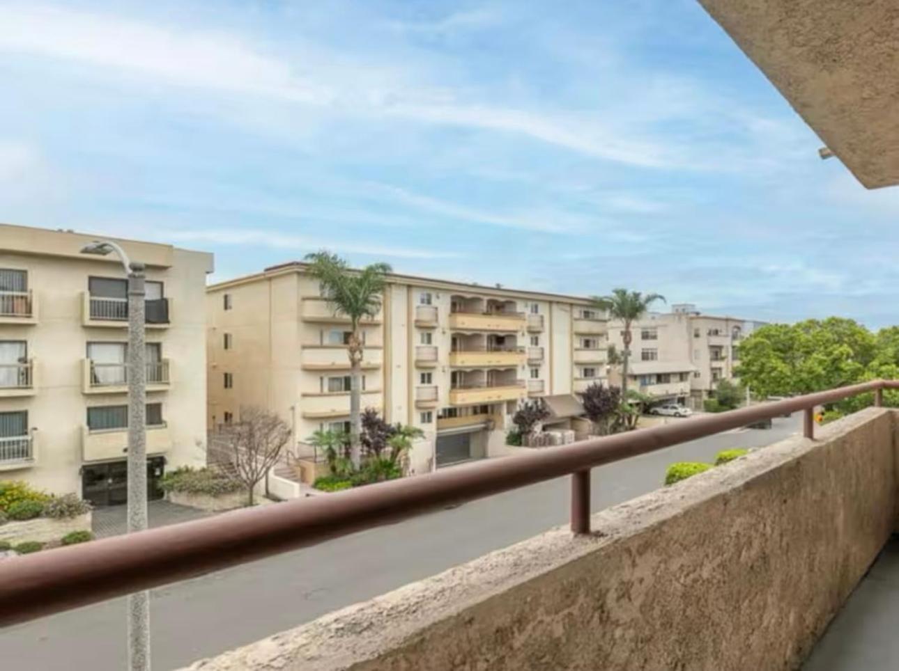 Location West La Spacious With Hottub Los Angeles