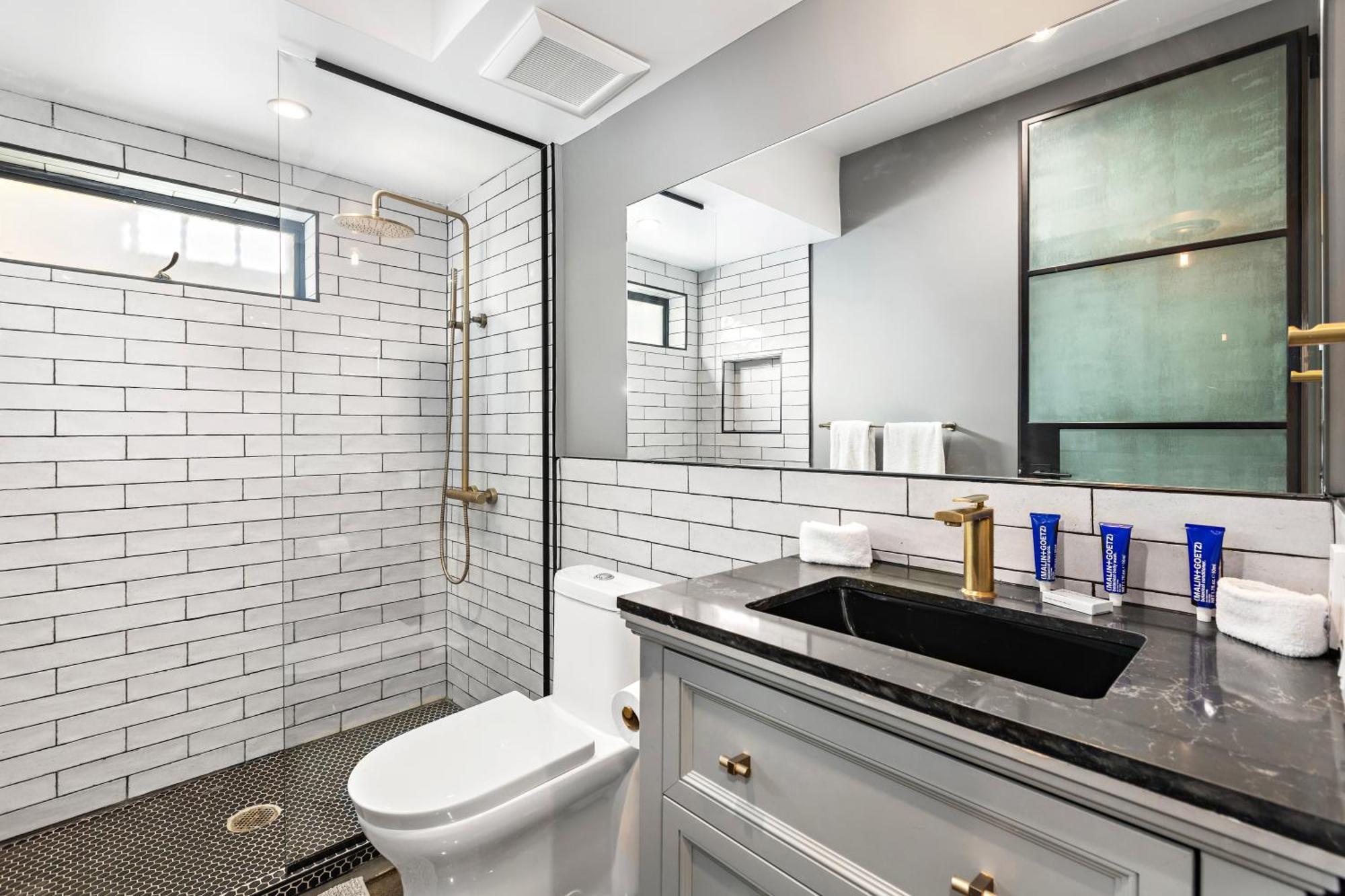 Casa de férias Luxurious 4 King Bedtownhouse With Free Parking And Rooftop *