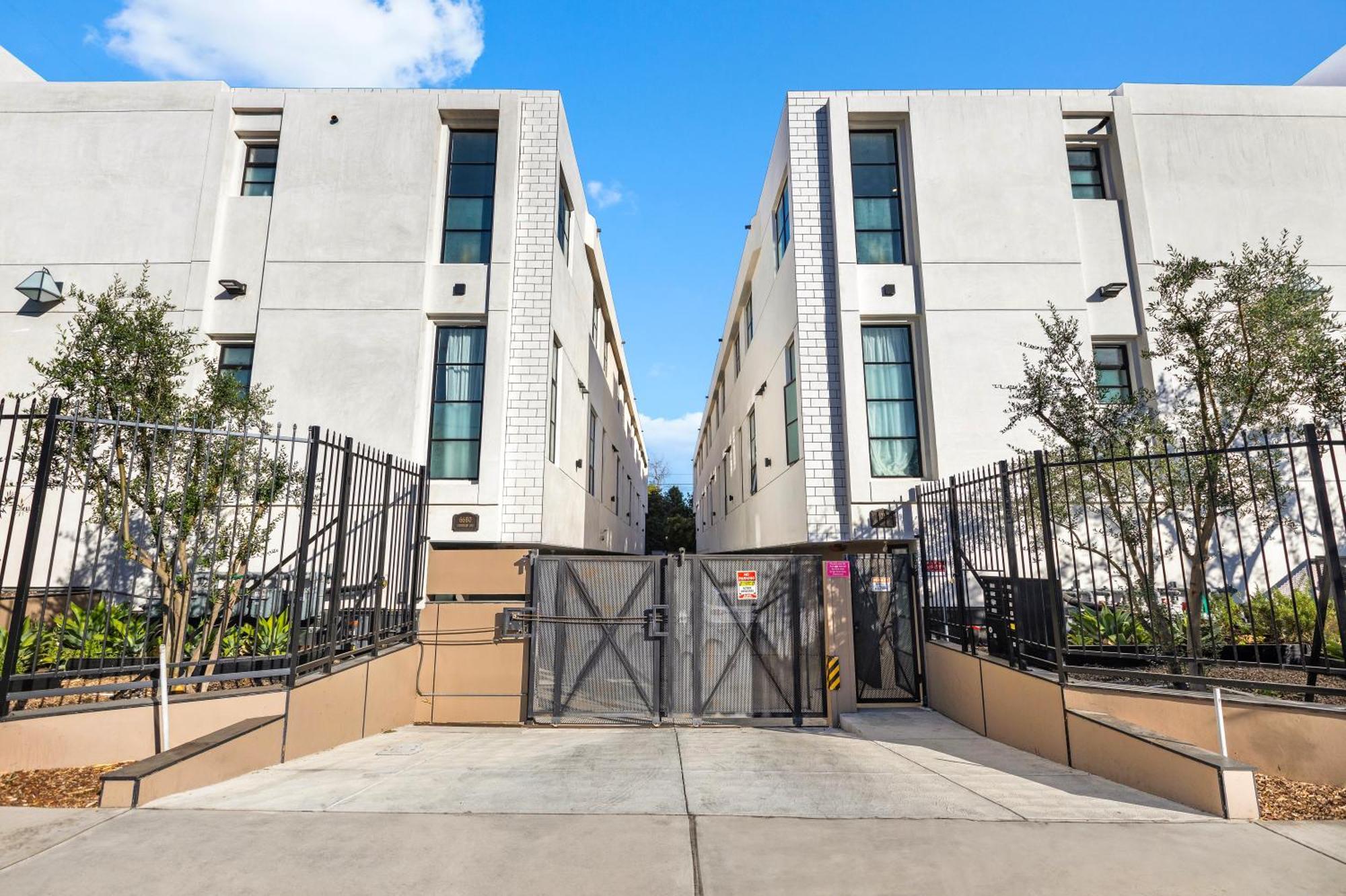 Casa de férias Luxurious 4 King Bedtownhouse With Free Parking And Rooftop