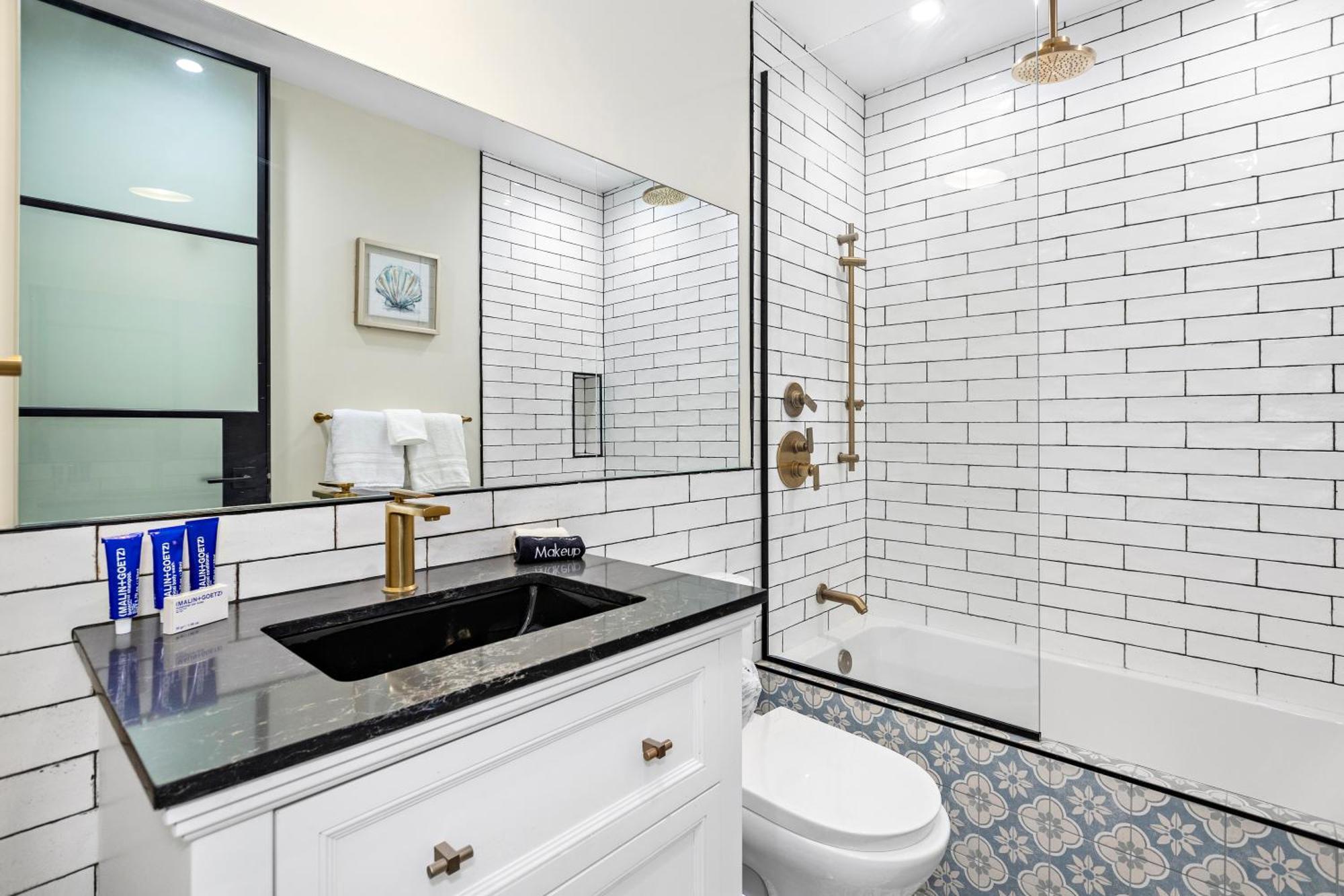Casa de férias Luxurious 4 King Bedtownhouse With Free Parking And Rooftop *