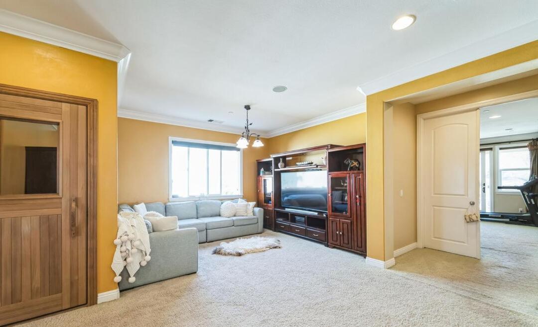 Beautiful Porter Ranch Holiday home *
