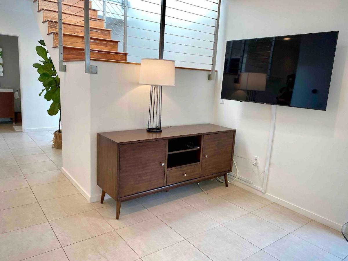 Villa Way 3 Bdrs 3 Bthrs Los Angeles