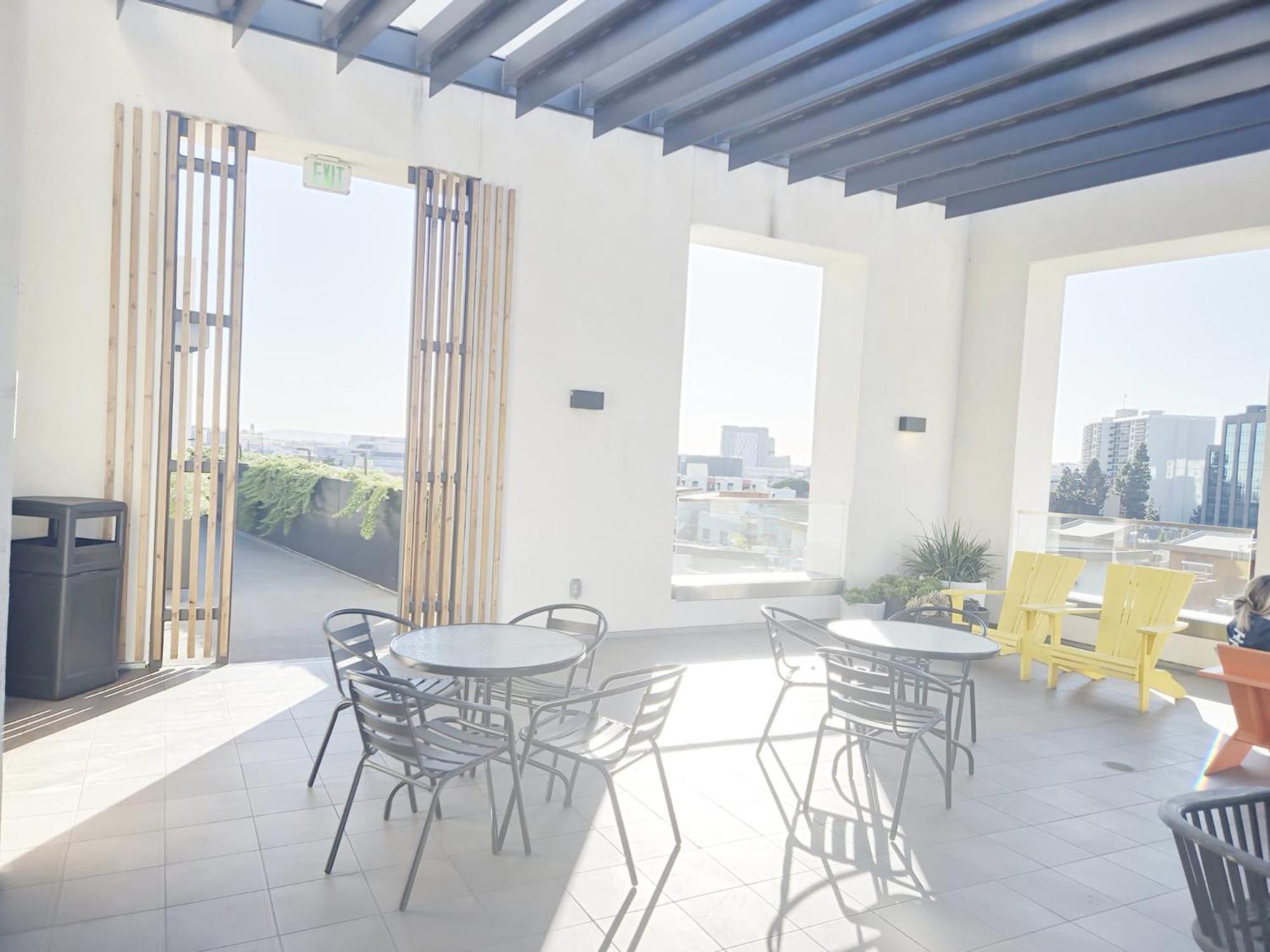 Aparthotel Stylish Downtown Escape With Rooftop Views *