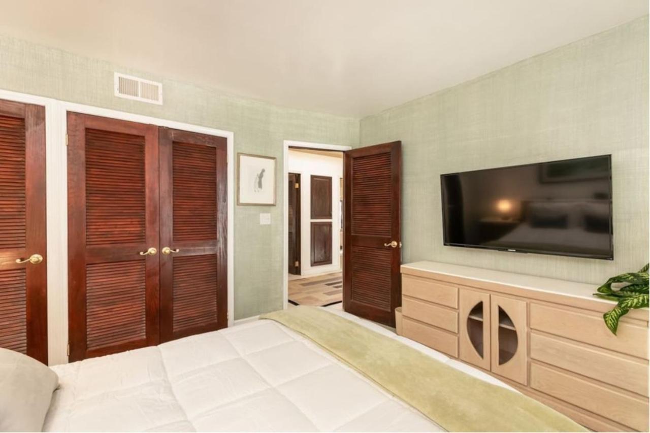 Holiday home Skyhill Oasis With Hot Tub Walk To Universal Los Angeles