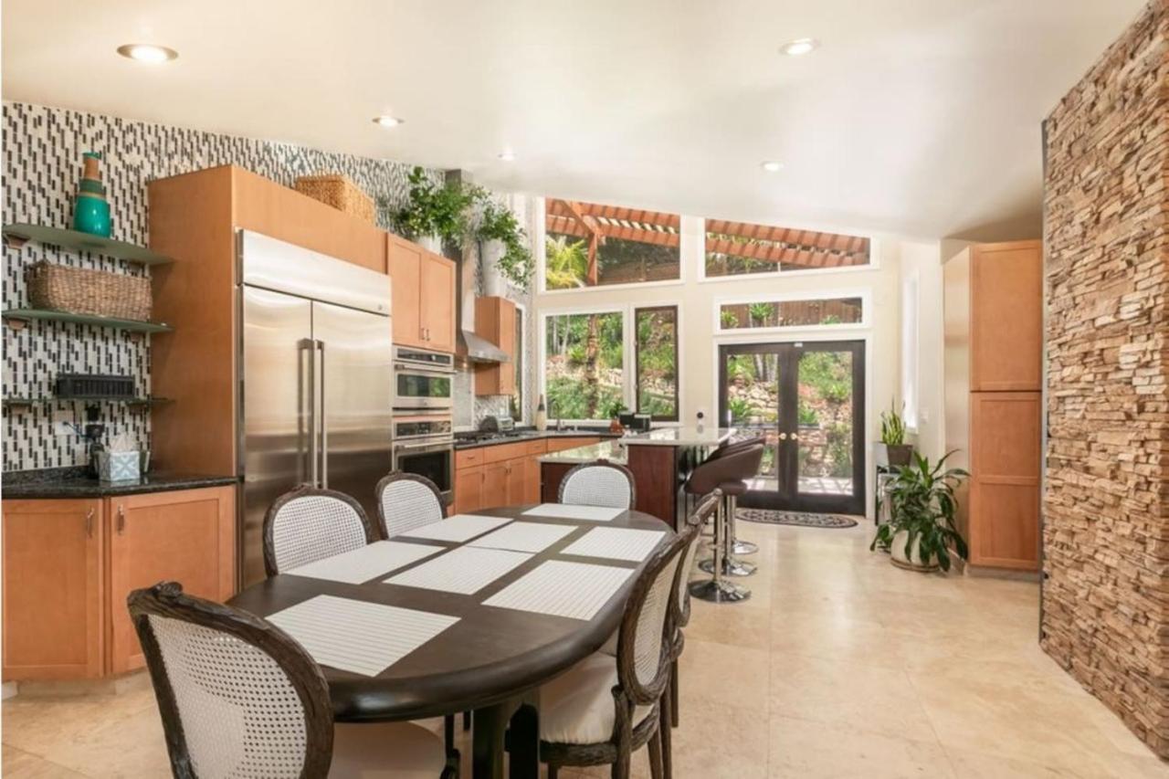 Skyhill Oasis With Hot Tub Walk To Universal Holiday home *