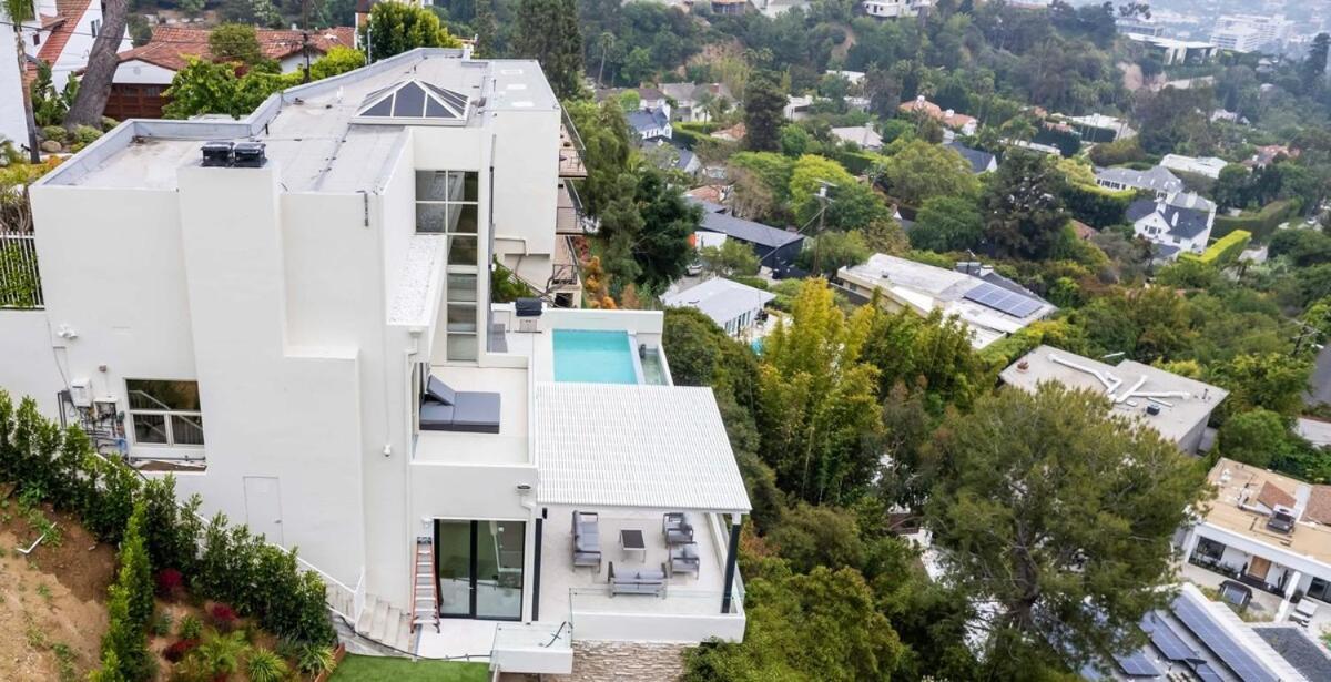 Stunning View 3-br Hollywood Vista & Infinity Pool Holiday home