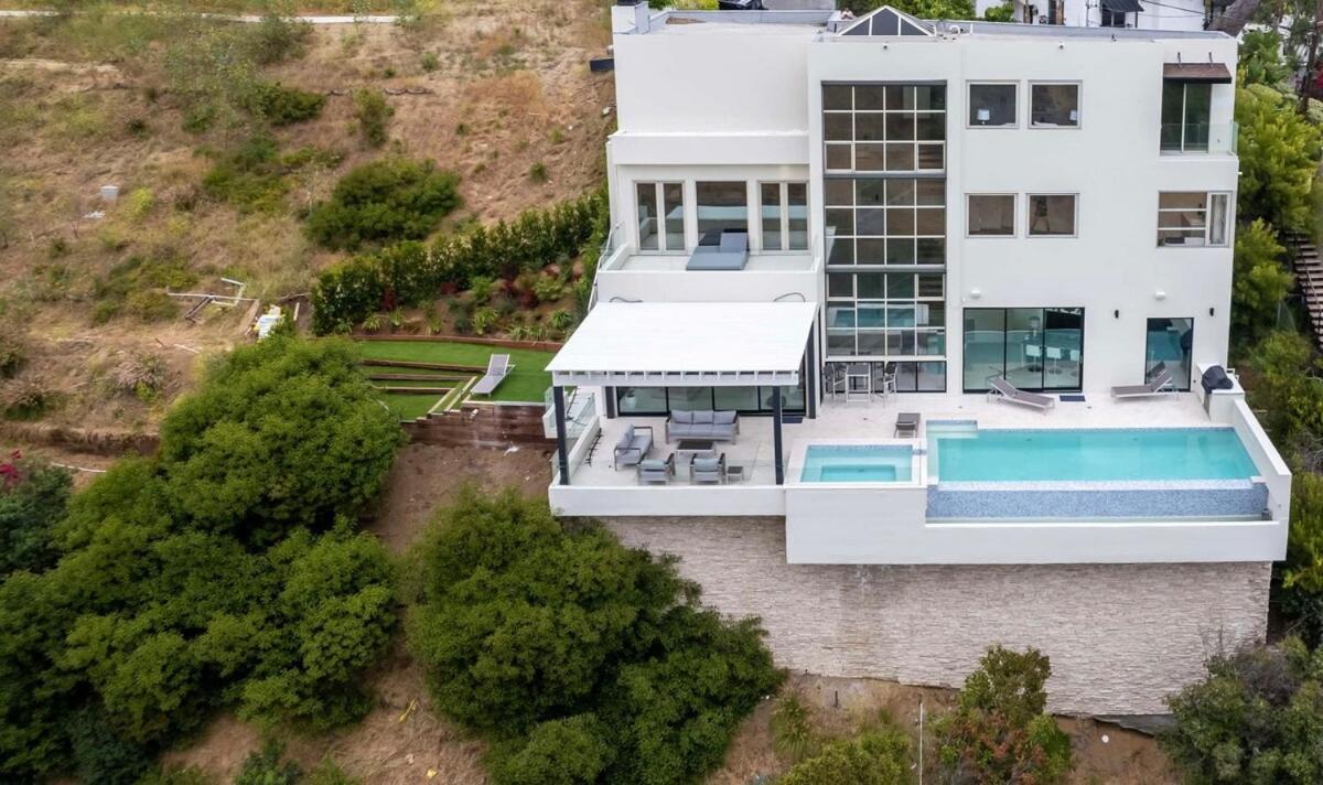 Stunning View 3-br Hollywood Vista & Infinity Pool Holiday home *