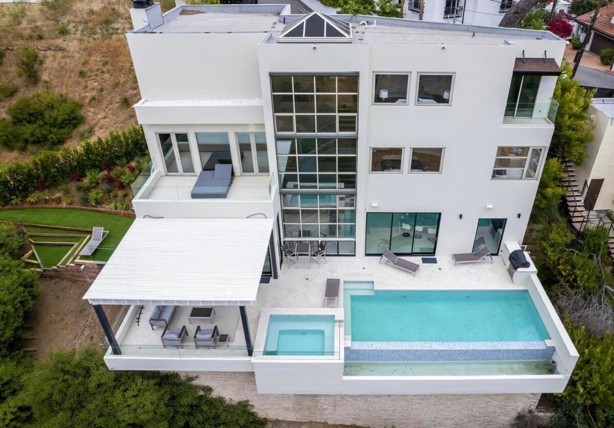 Stunning View 3-br Hollywood Vista & Infinity Pool Holiday home