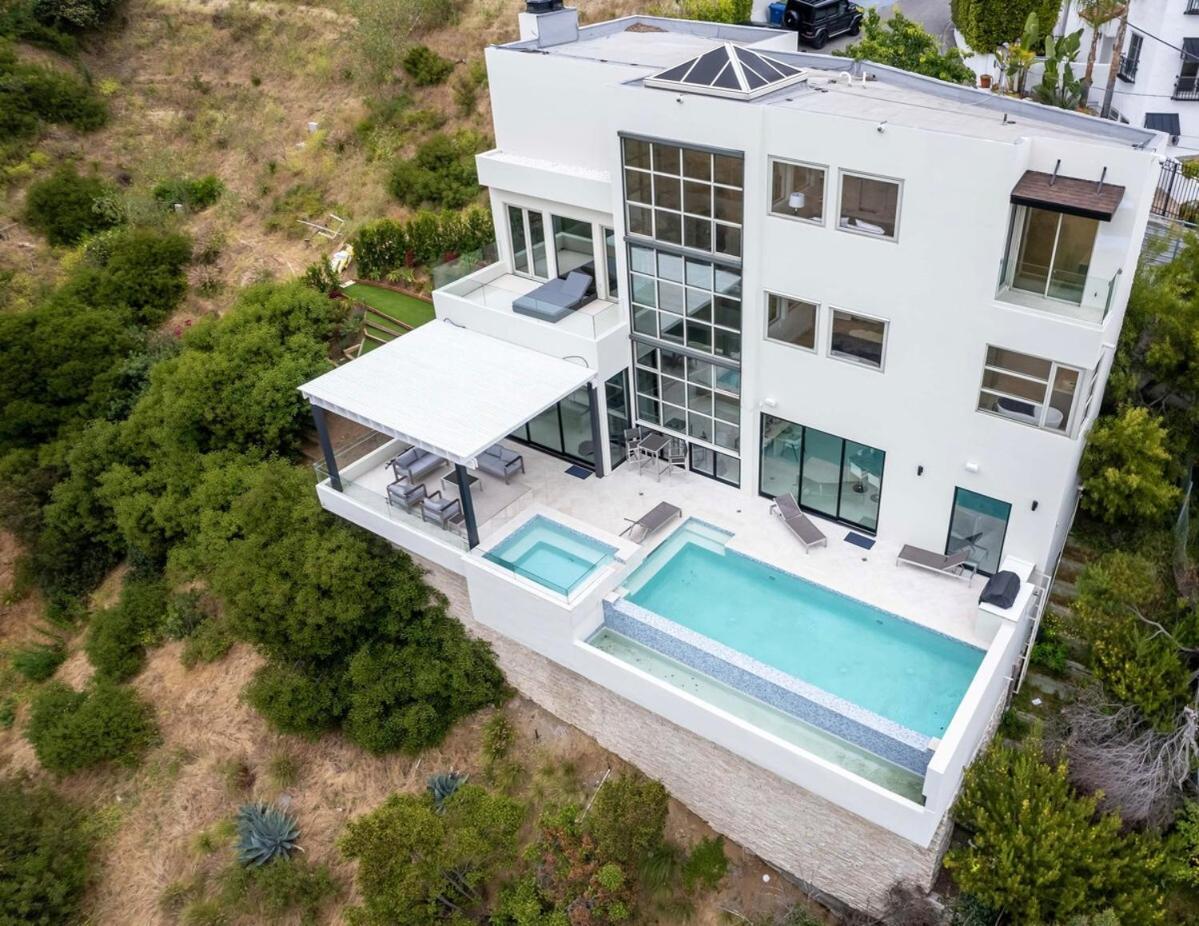 Stunning View 3-br Hollywood Vista & Infinity Pool Holiday home *