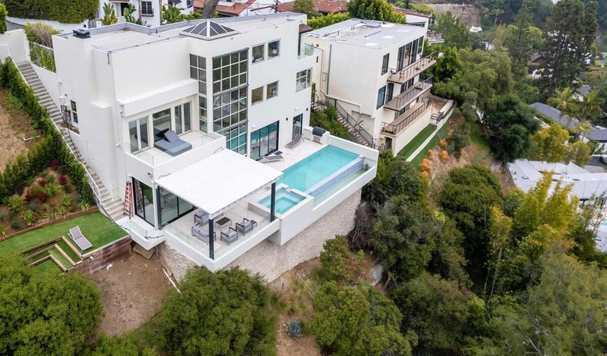Stunning View 3-br Hollywood Vista & Infinity Pool Holiday home Los Angeles