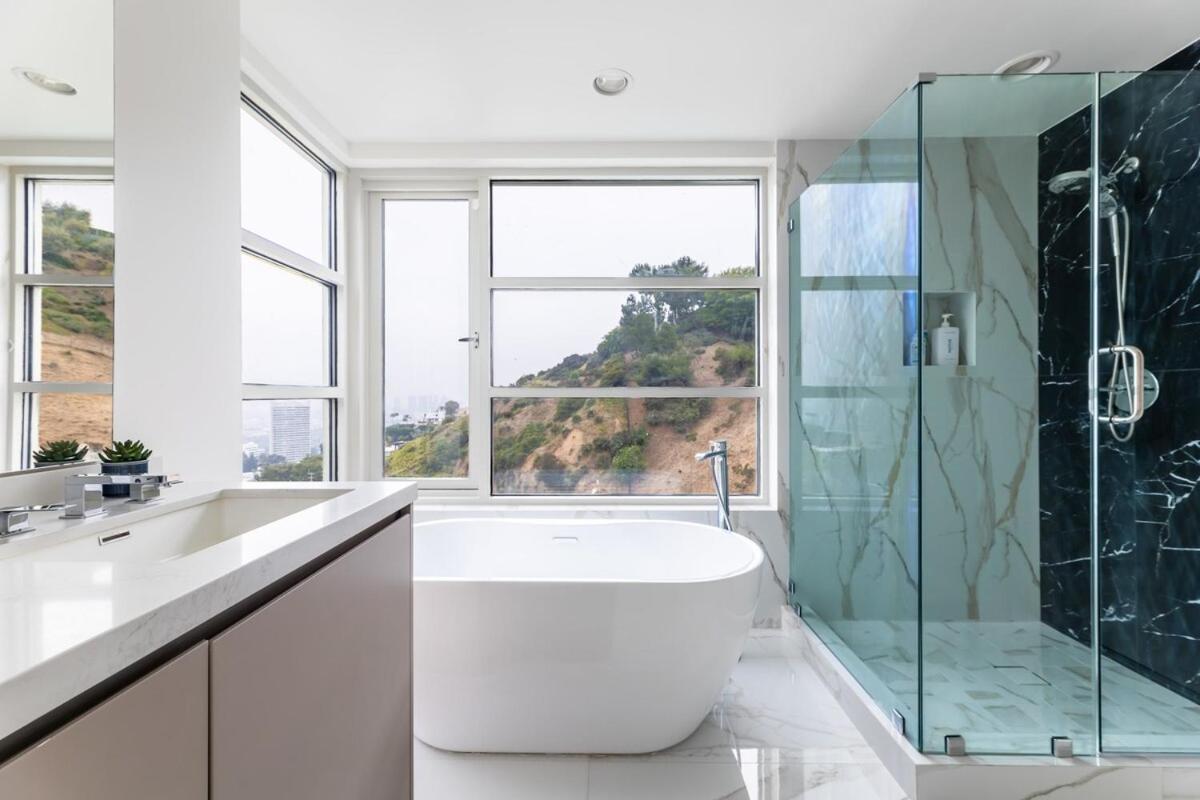 Stunning View 3-br Hollywood Vista & Infinity Pool *