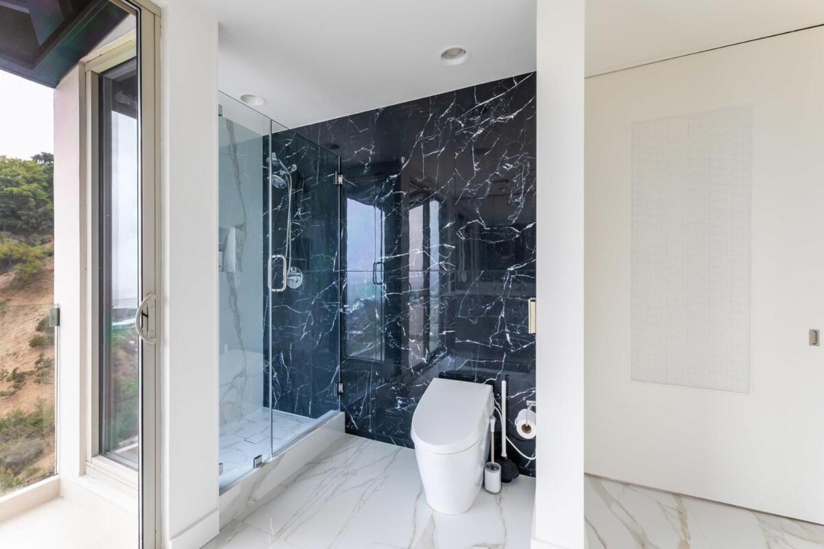 Stunning View 3-br Hollywood Vista & Infinity Pool * Los Angeles