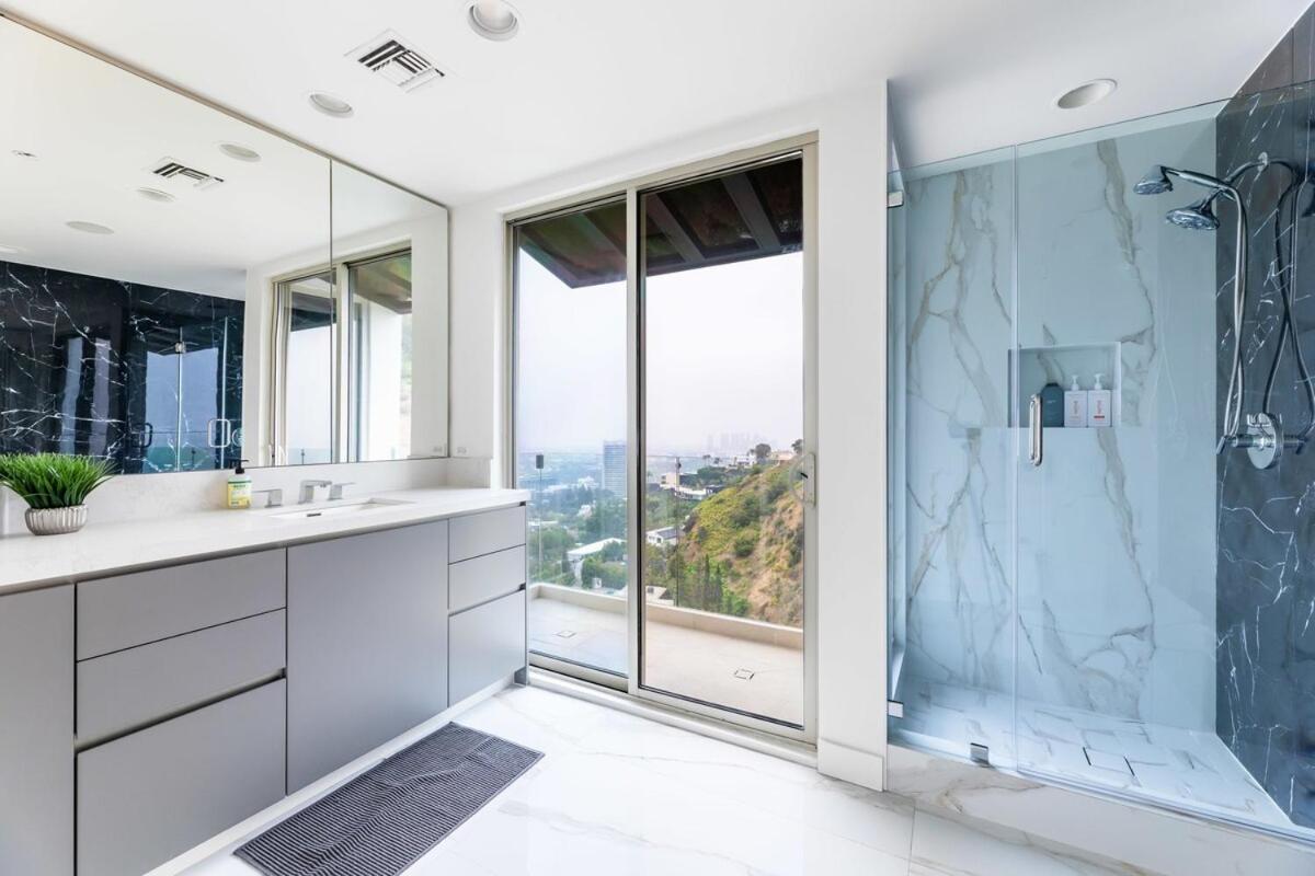 Stunning View 3-br Hollywood Vista & Infinity Pool Holiday home