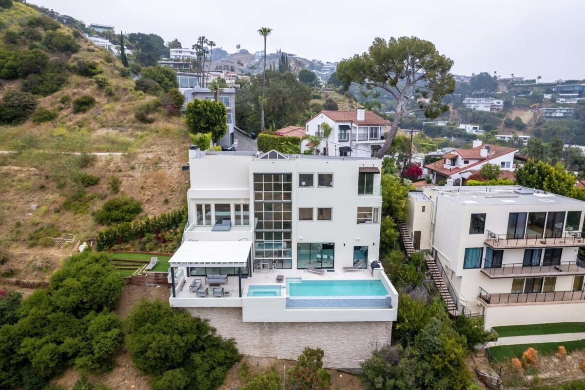 Stunning View 3-br Hollywood Vista & Infinity Pool Holiday home *