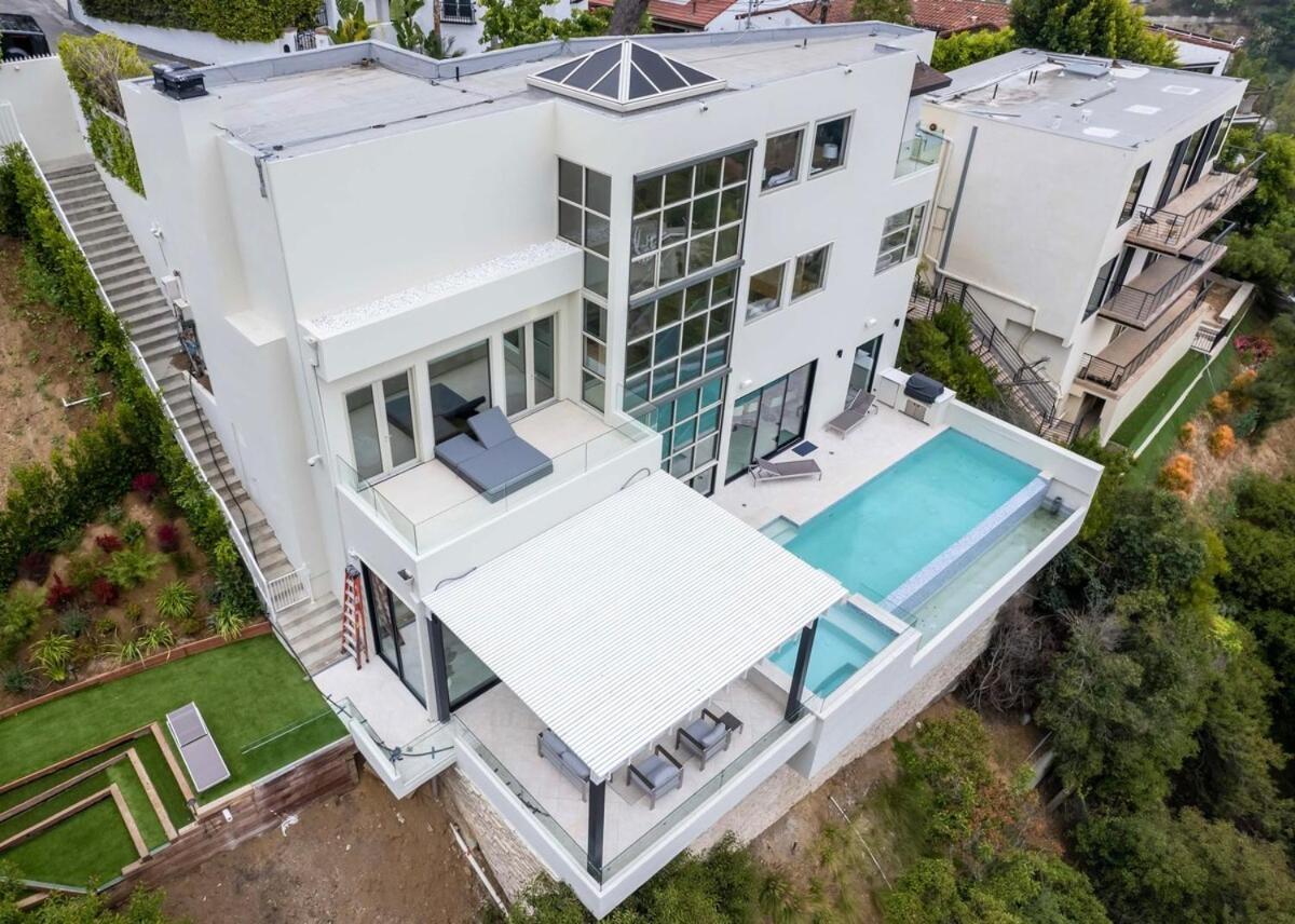 Stunning View 3-br Hollywood Vista & Infinity Pool Holiday home Los Angeles