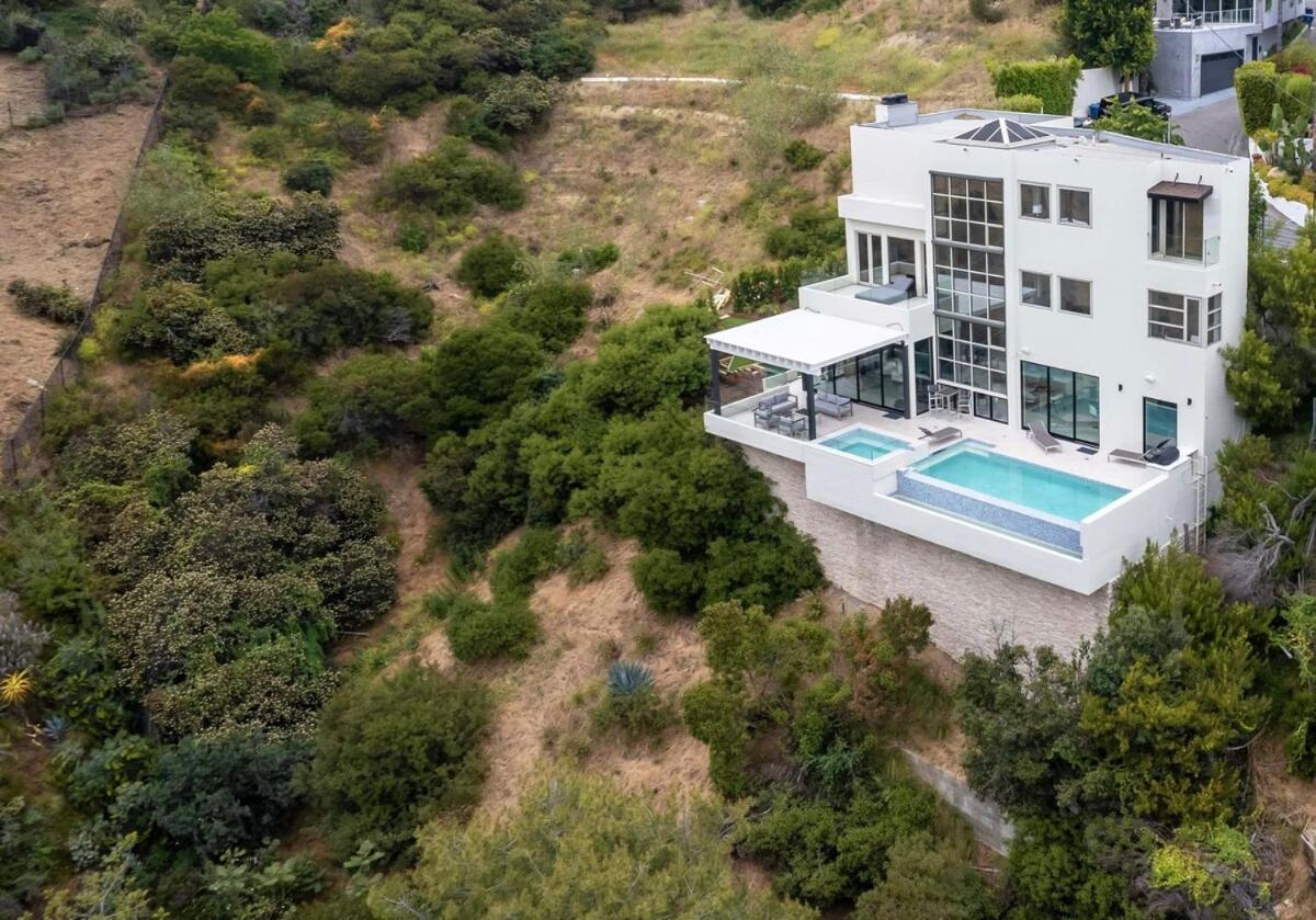 Stunning View 3-br Hollywood Vista & Infinity Pool