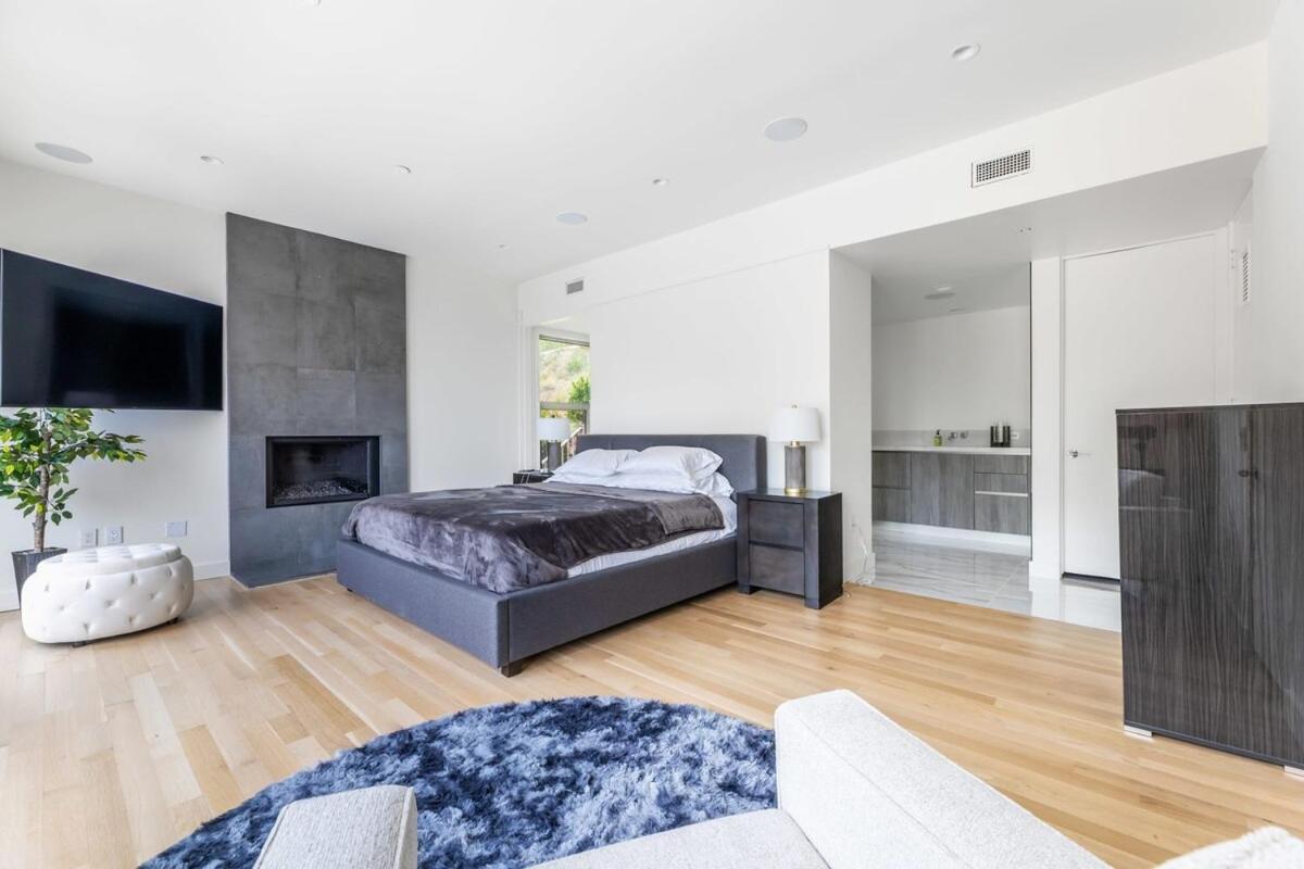 Stunning View 3-br Hollywood Vista & Infinity Pool *