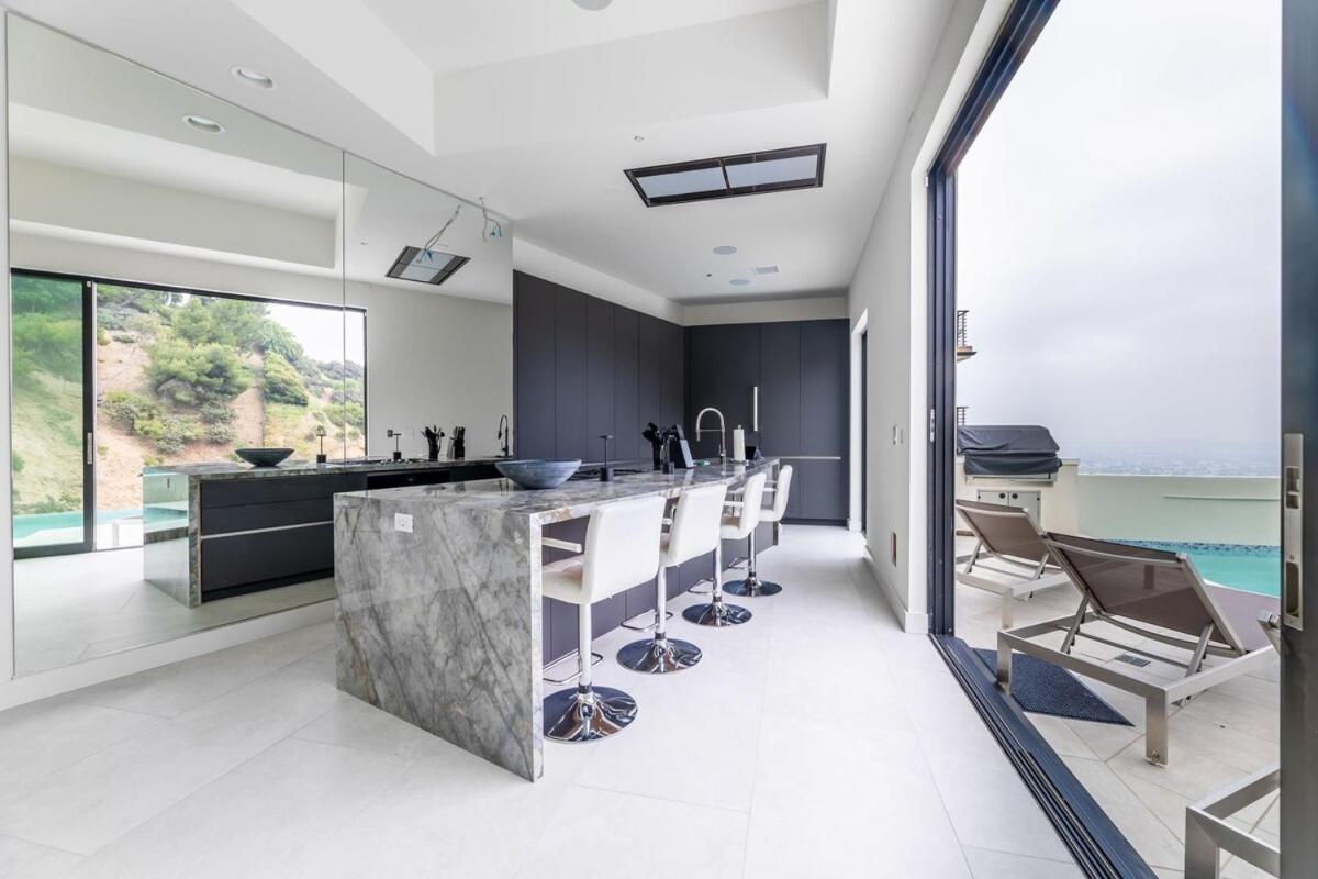 Holiday home Stunning View 3-br Hollywood Vista & Infinity Pool *