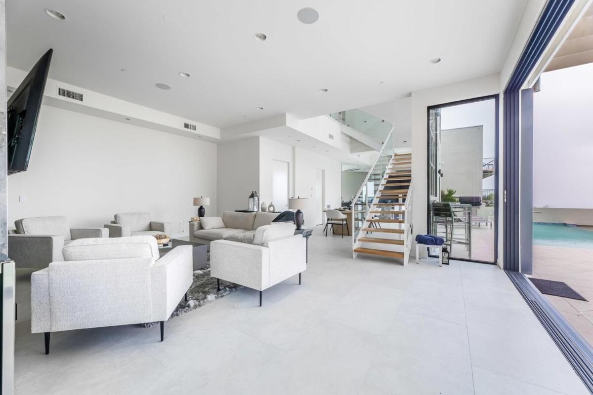 Stunning View 3-br Hollywood Vista & Infinity Pool Los Angeles