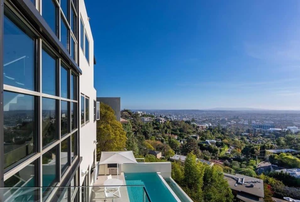Stunning View 3-br Hollywood Vista & Infinity Pool Holiday home