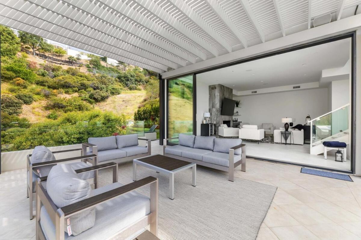 Stunning View 3-br Hollywood Vista & Infinity Pool Holiday home *