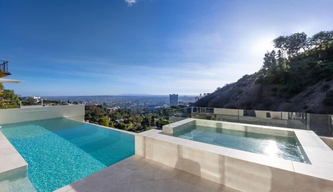 Stunning View 3-br Hollywood Vista & Infinity Pool Holiday home Los Angeles