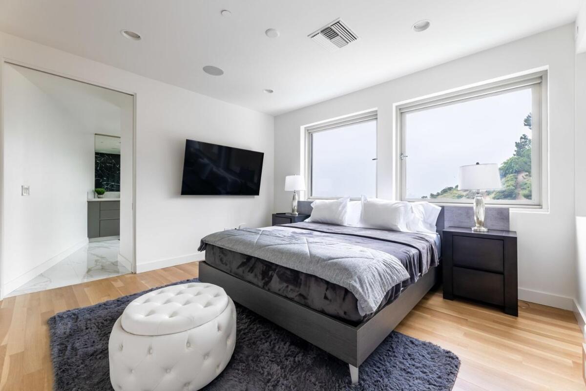 Stunning View 3-br Hollywood Vista & Infinity Pool *