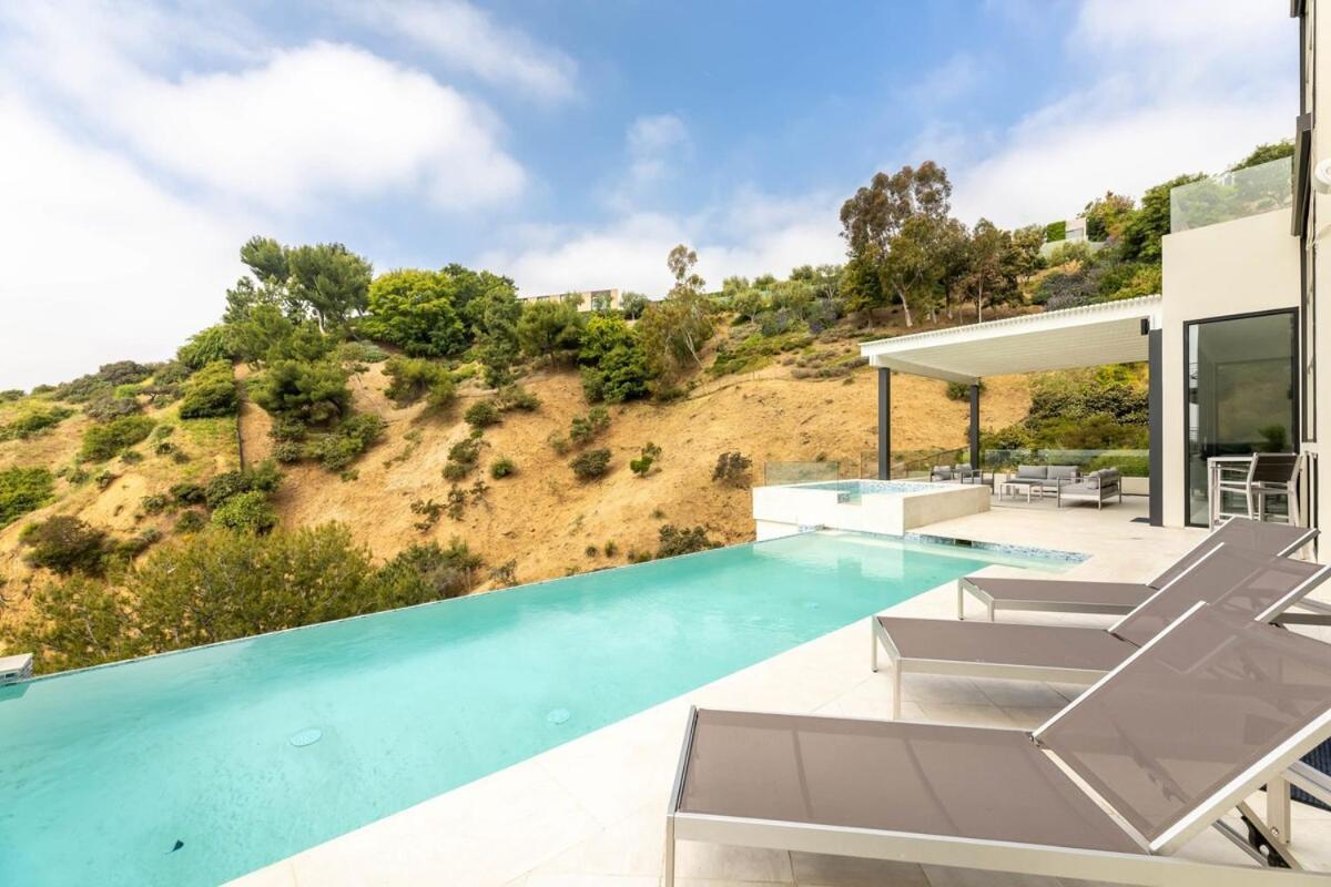 Stunning View 3-br Hollywood Vista & Infinity Pool Holiday home