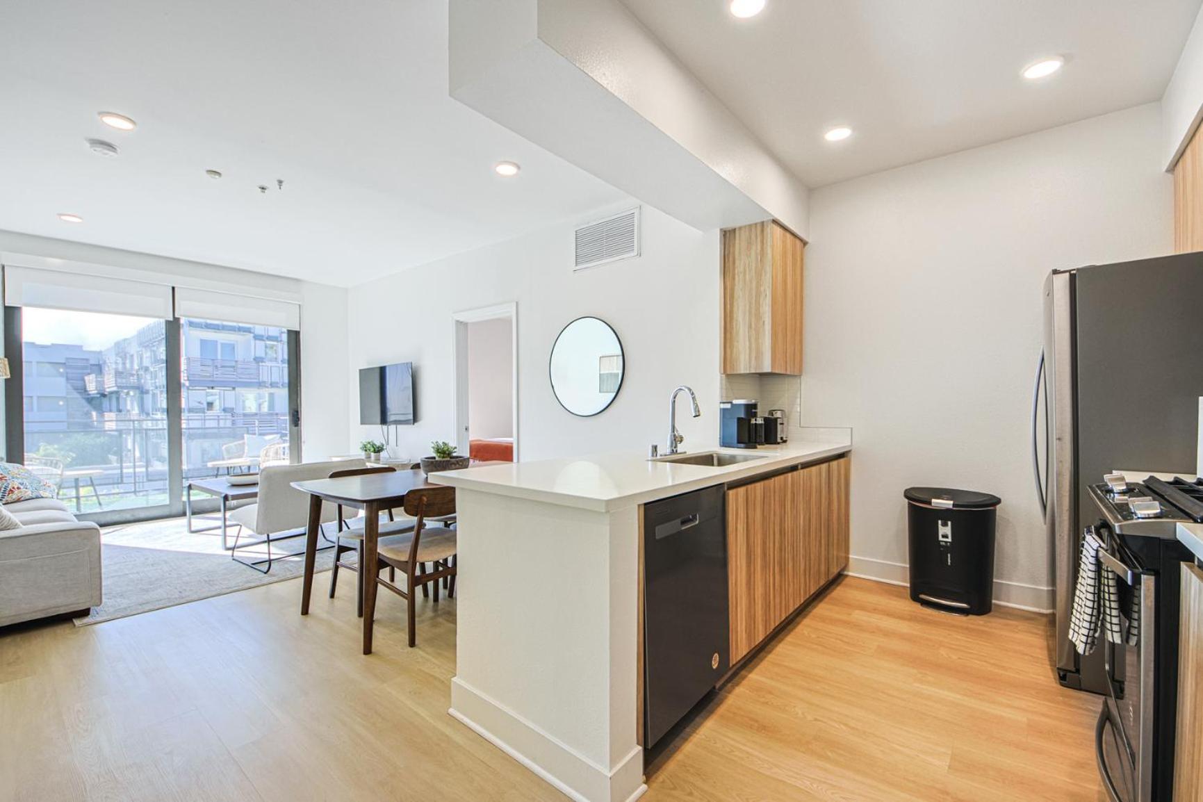 Beachside 2bd 2ba, 12min Walk To Santa Monica Pier *