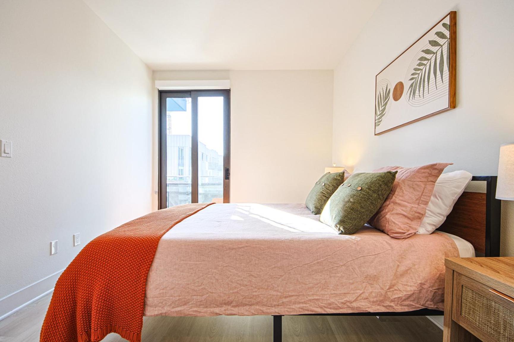 Apartment Beachside 2bd 2ba, 12min Walk To Santa Monica Pier Los Angeles