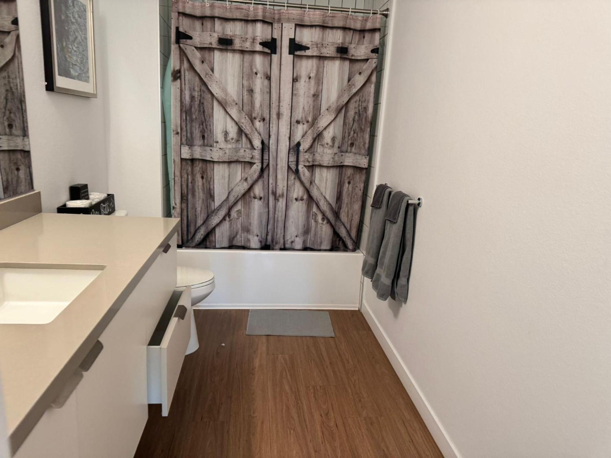 Stylish Downtown Escape With Rooftop Views Aparthotel