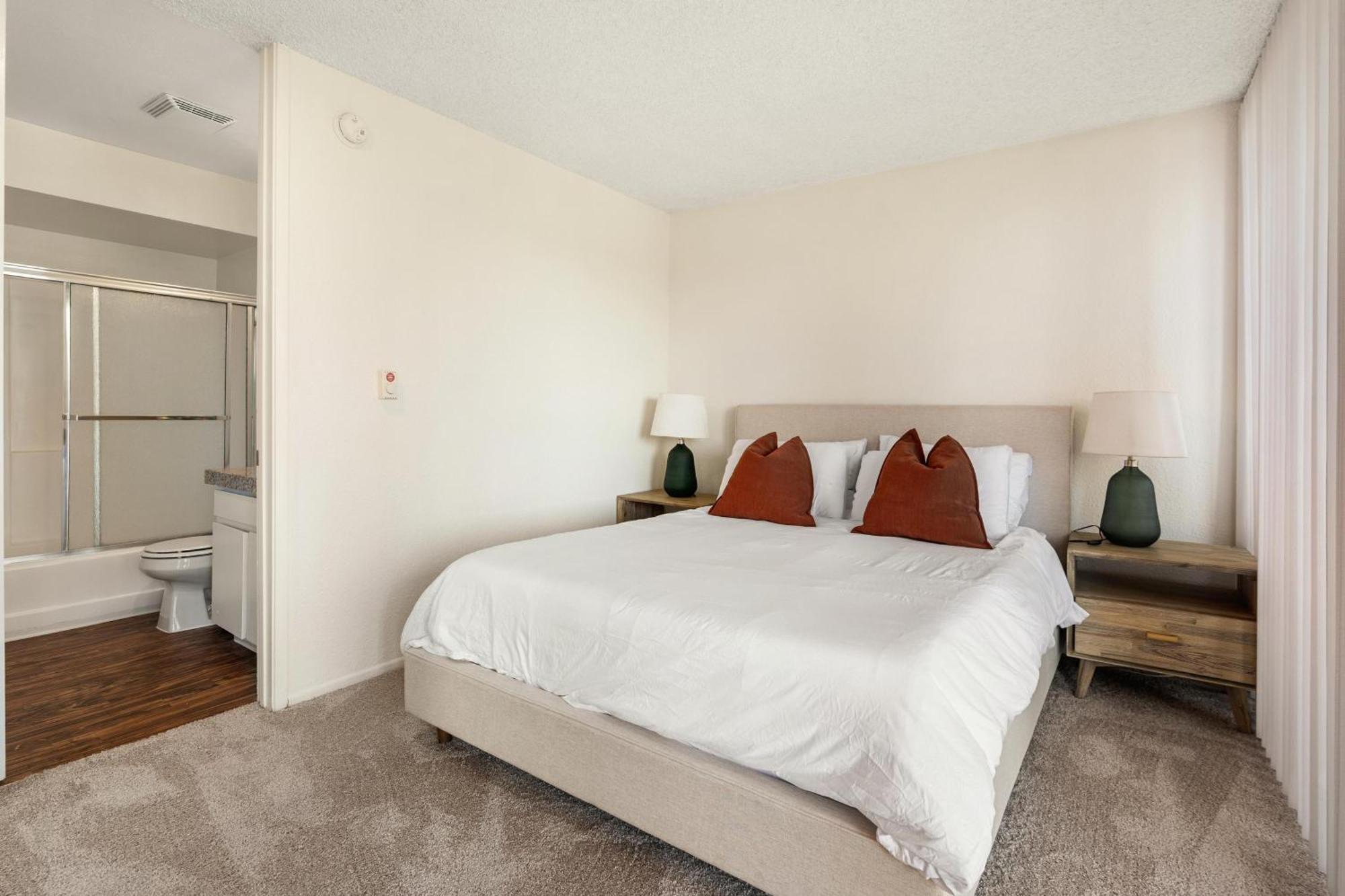 Onyx Oasis - Bold Marina 2br Gem Indoor Fireplace Water View