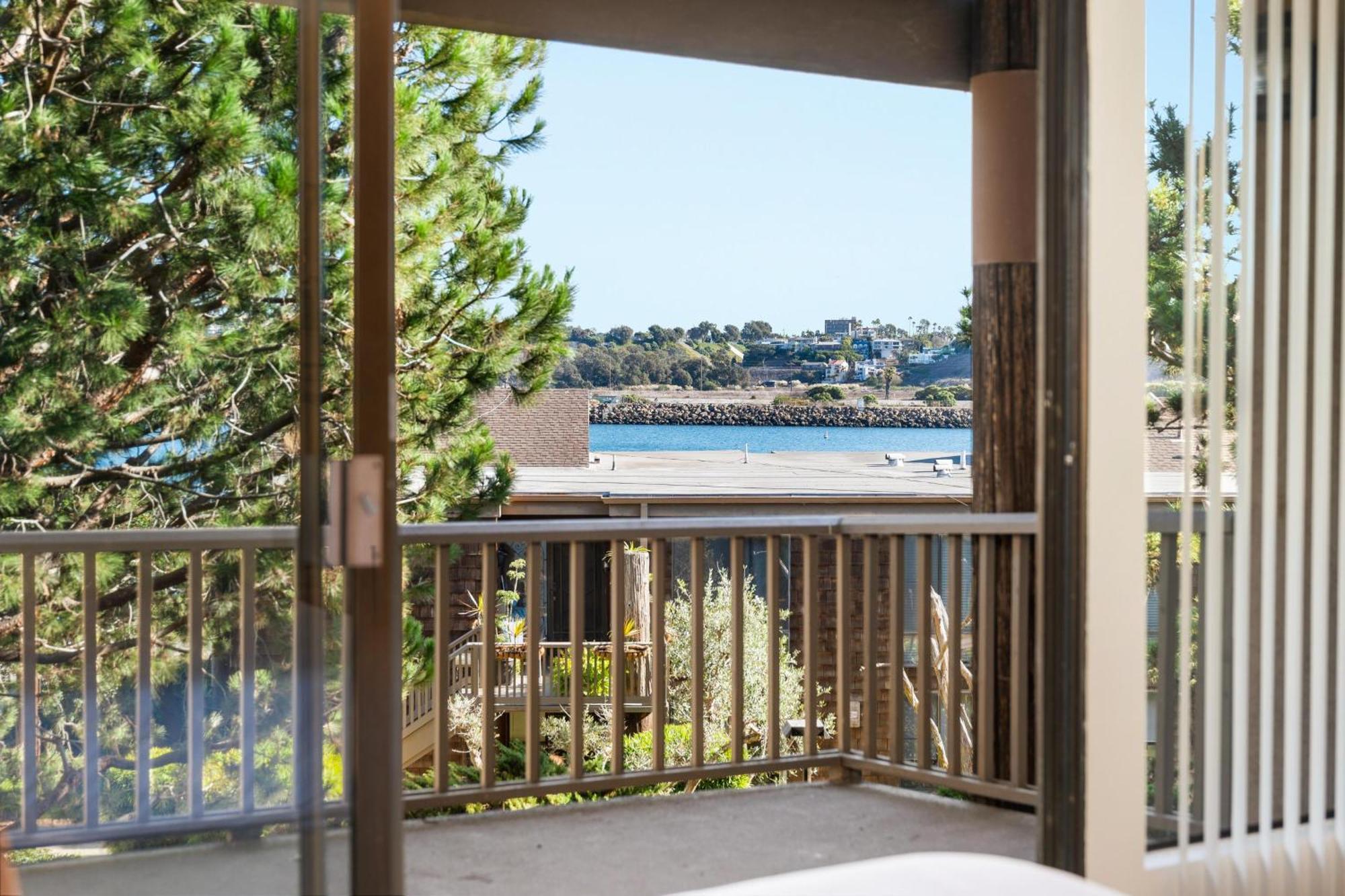 Onyx Oasis - Bold Marina 2br Gem Indoor Fireplace Water View Apartment